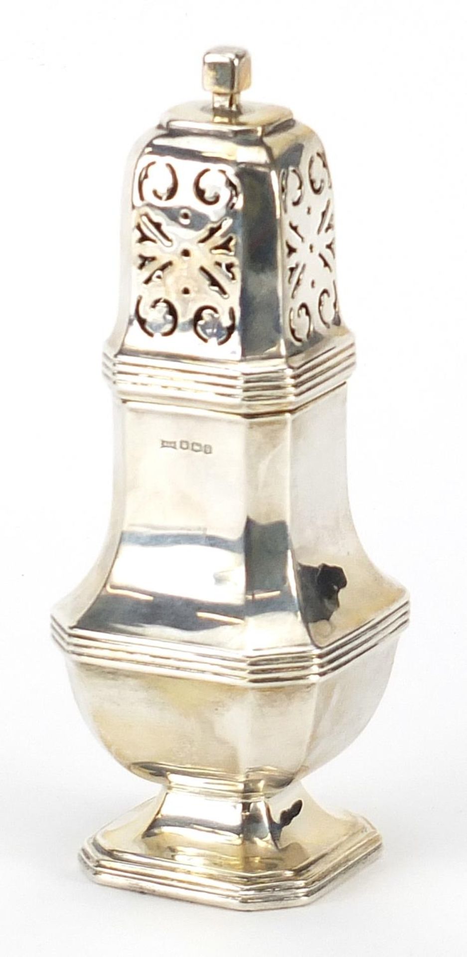 Walker & Hall, George V silver square baluster shaped sifter, Sheffield 1933, 17cm high, 190.5g - Bild 2 aus 5