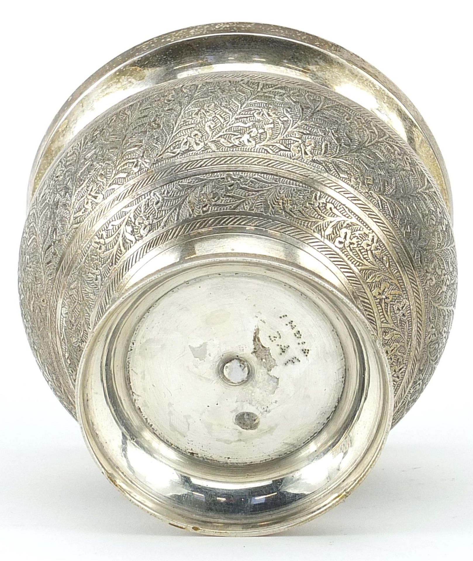 Indian silver coloured metal vase engraved with flowers, 9.5cm high, 329.0g - Image 3 of 4