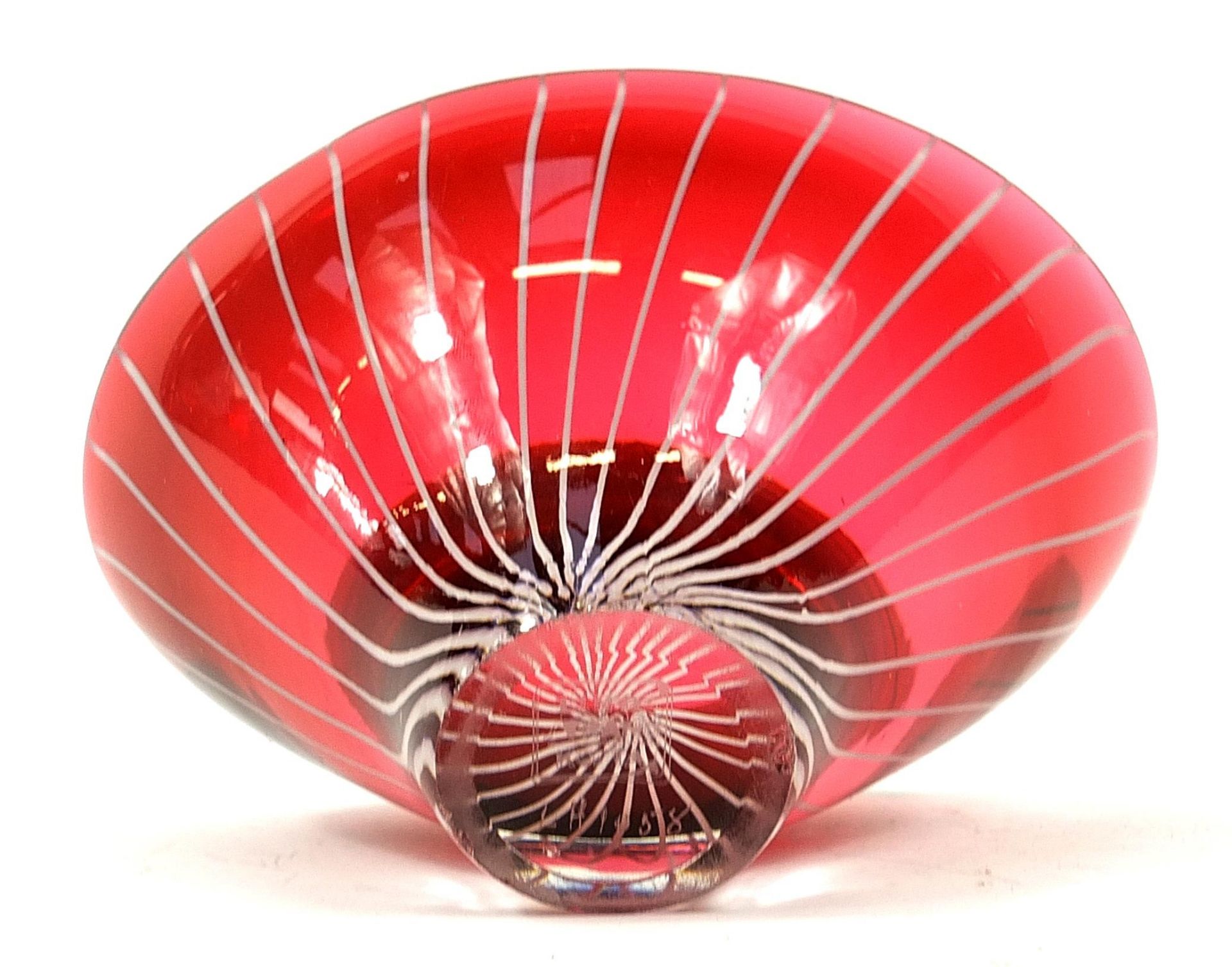 Vicke Lindstrand for Kosta Boda, Scandinavian glass bowl, etched LH1058 to the base, 8cm high - Image 3 of 3