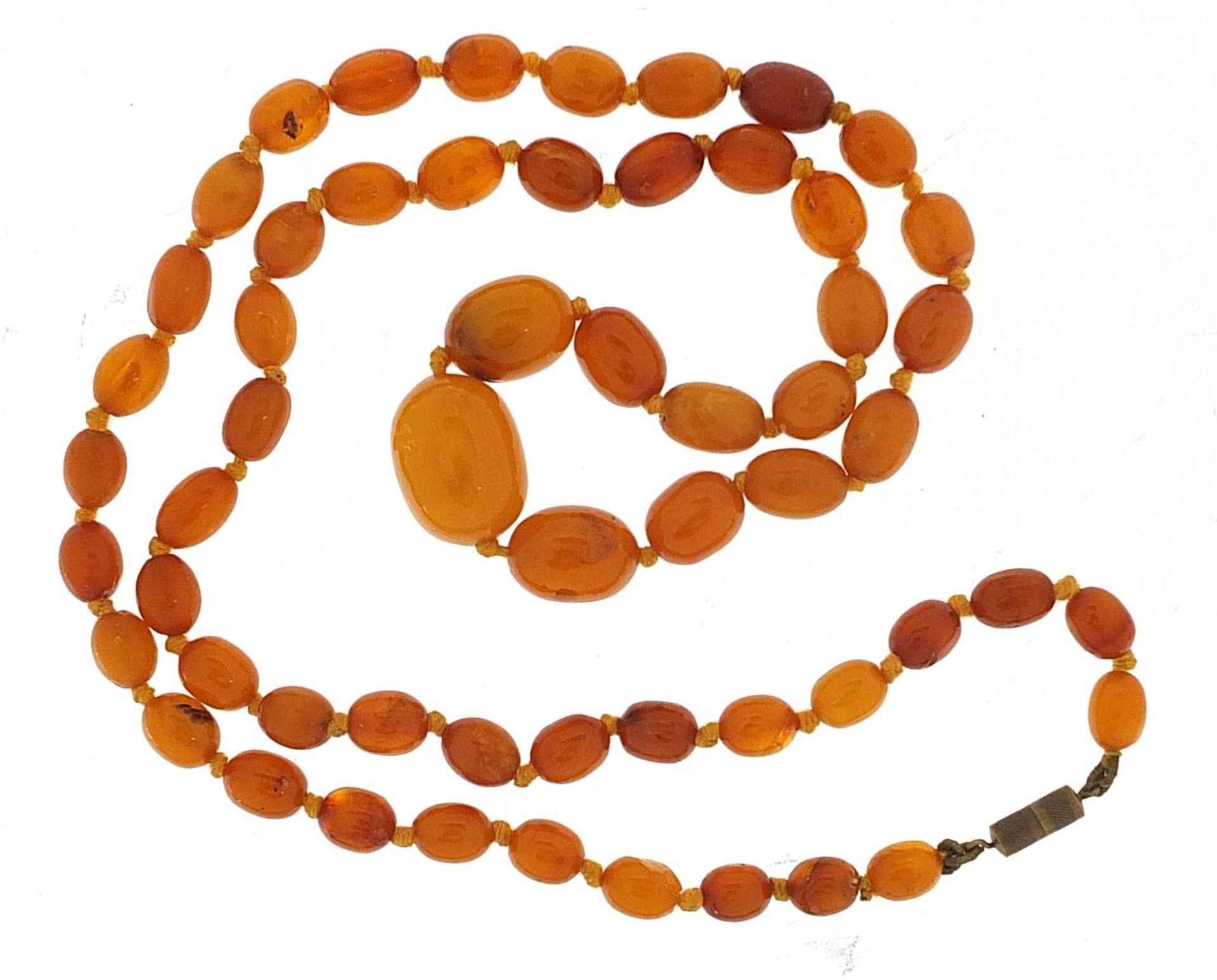 Butterscotch amber coloured graduated bead necklace, the largest bead 2.2cm in length, the - Bild 2 aus 2