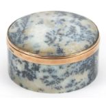 Edwardian moss agate patch box with 9ct gold mounts, London 1908, 5.5cm in diameter Overall in