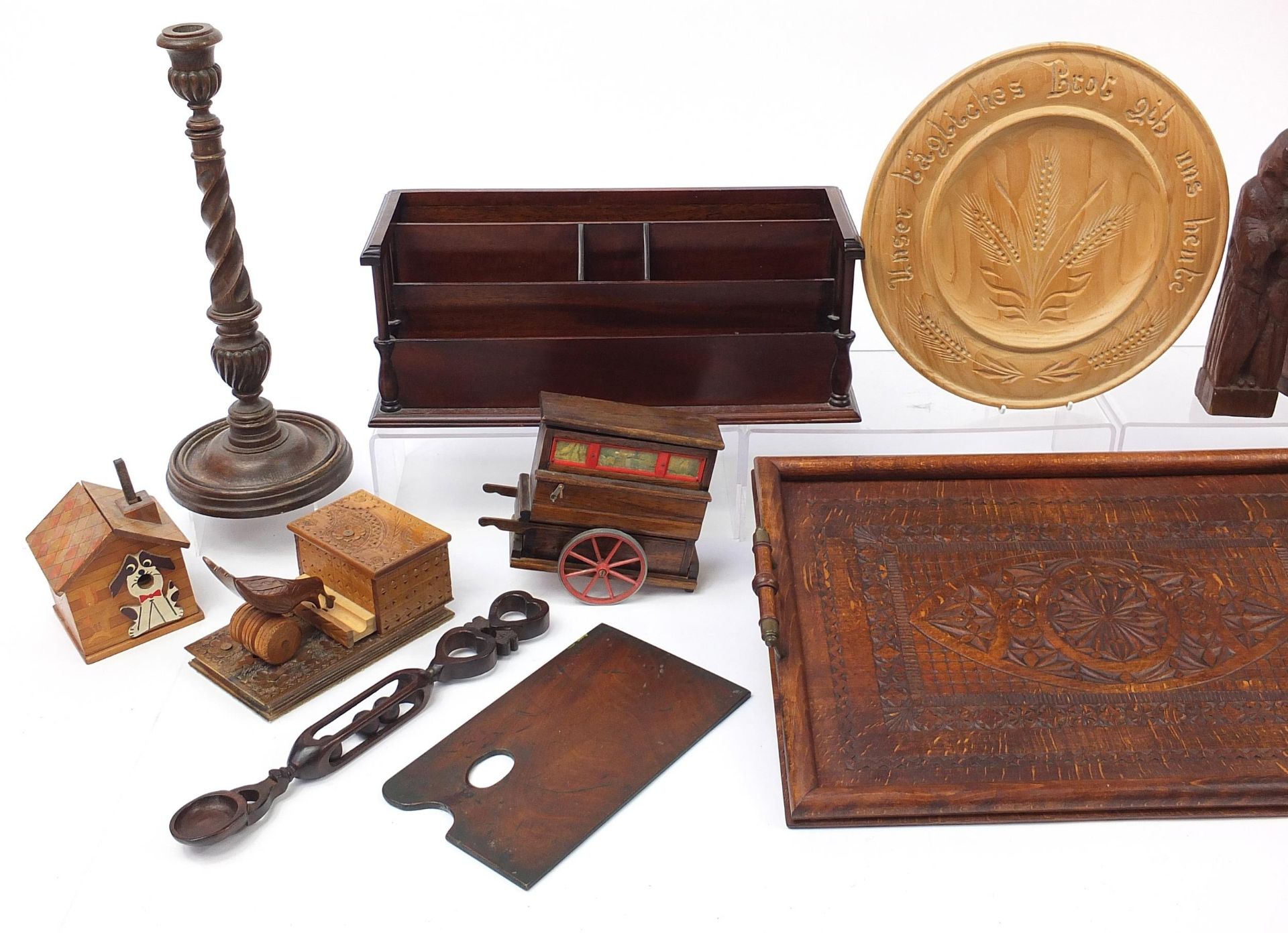 Woodenware including an antique oak wood carving of a priest, mahogany desk letter rack, - Bild 2 aus 3