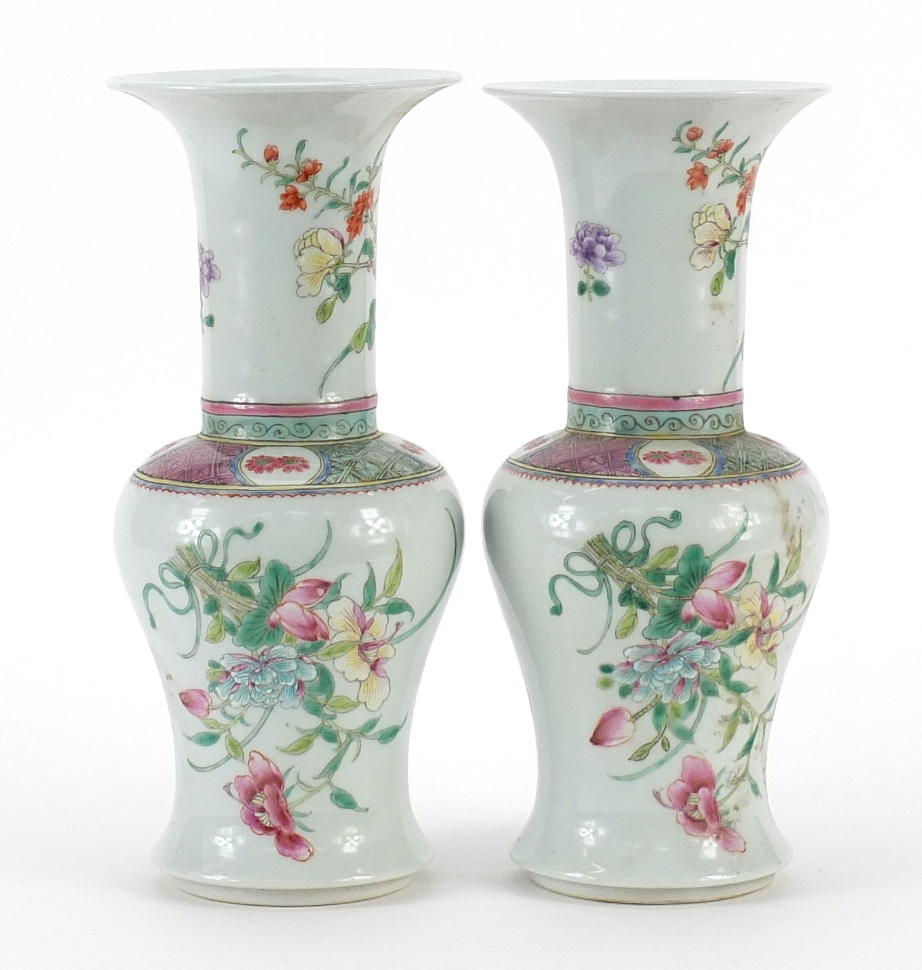 Pair of Chinese porcelain vases hand painted in the famille rose palette with flowers, each 25cm - Bild 2 aus 3