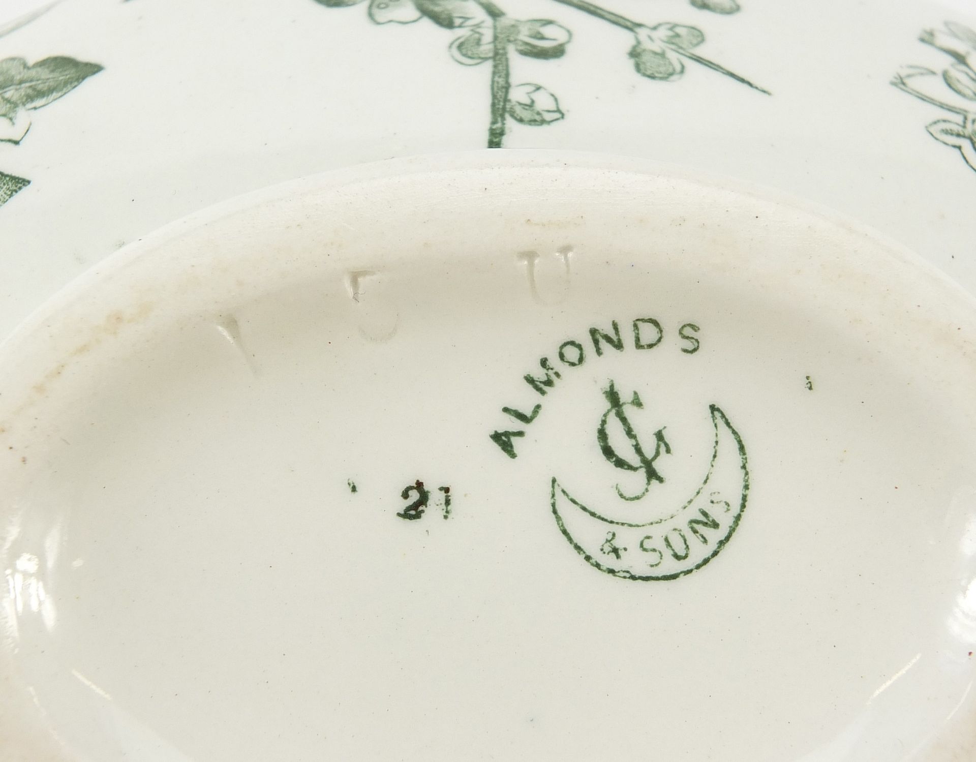 George Jones, Victorian Aesthetic almonds dinnerware including two lidded tureens, the largest - Image 7 of 7