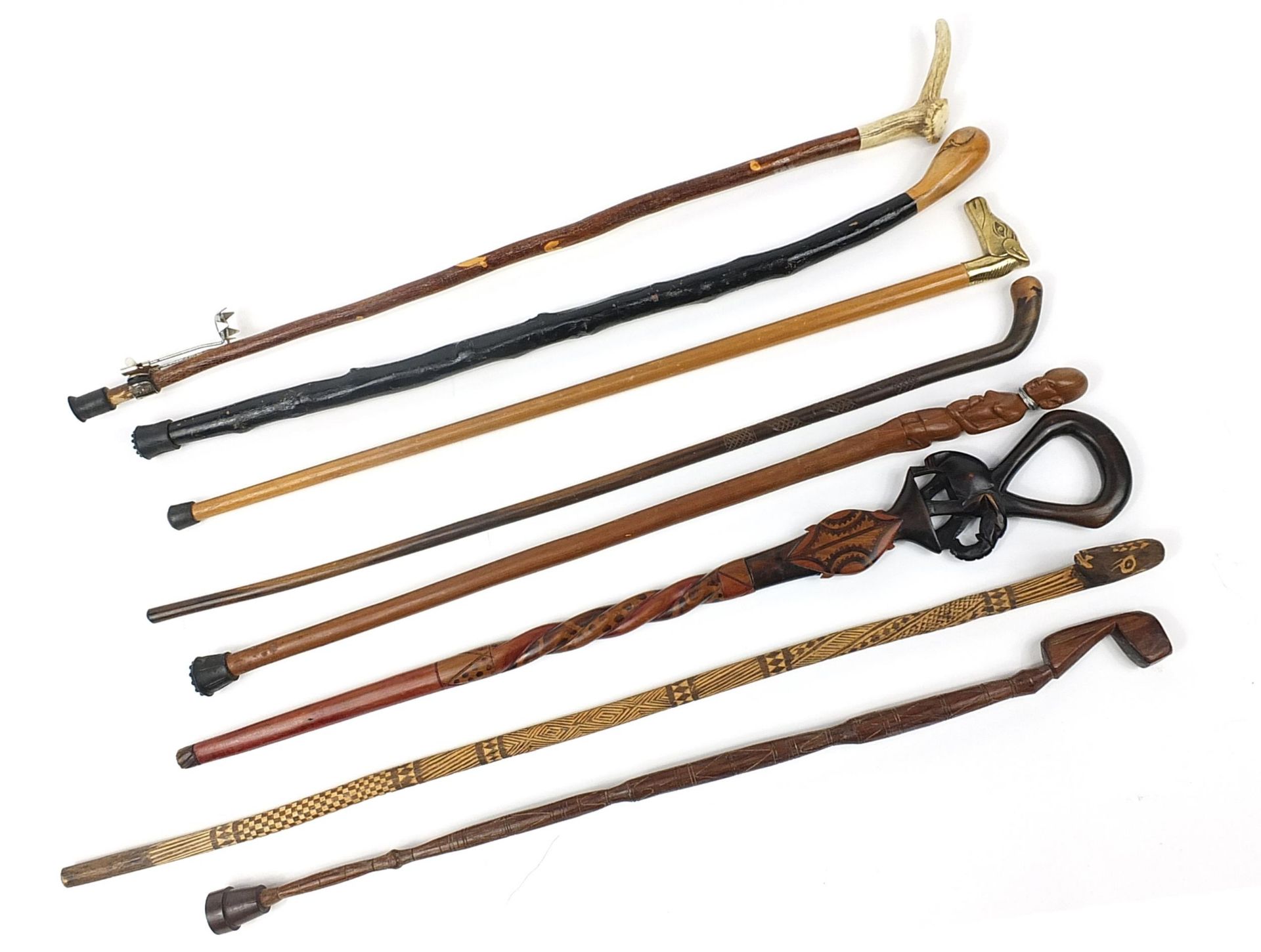 Eight tribal interest wooden walking sticks including one with antler horn handle, each - Bild 2 aus 3
