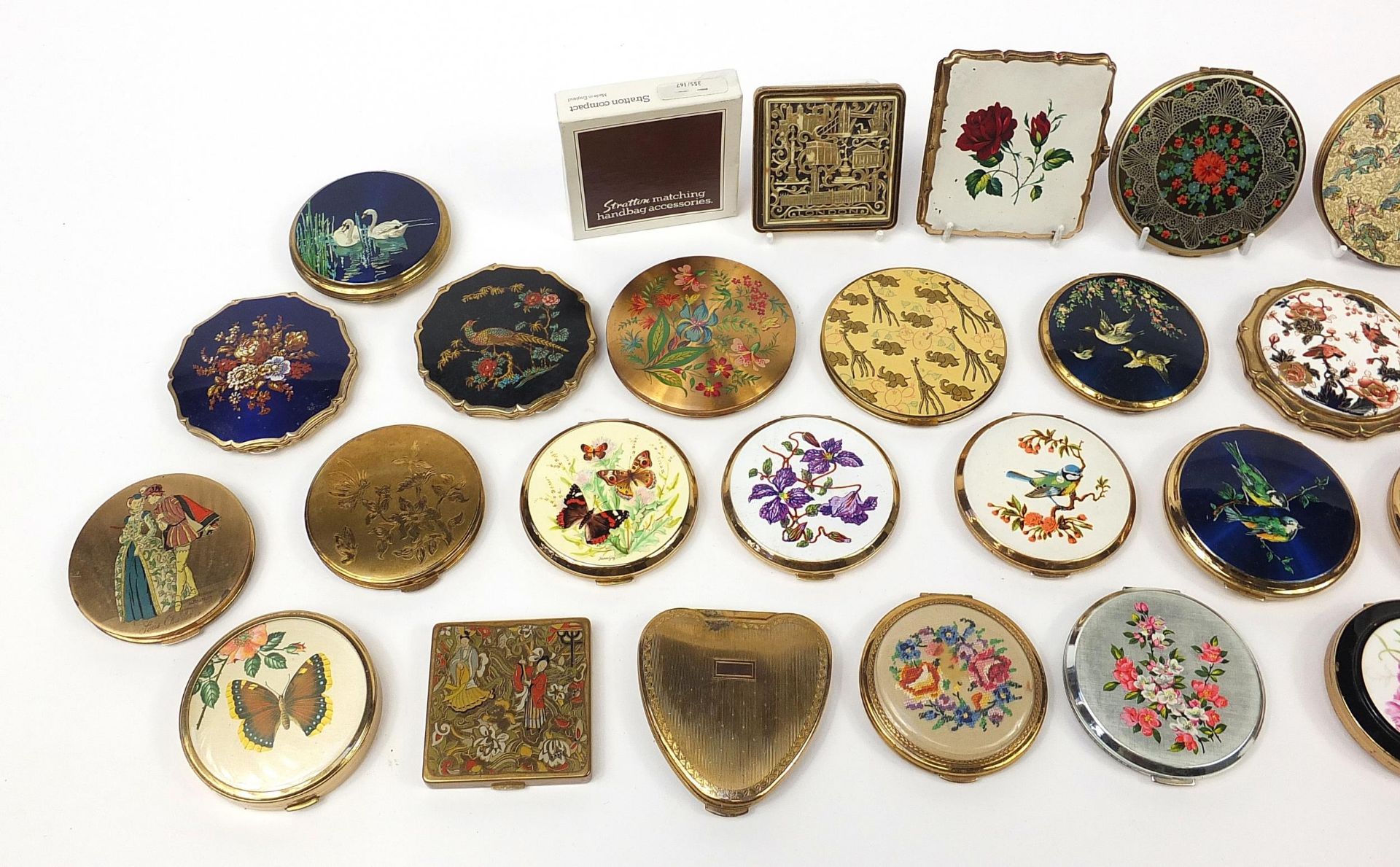 Thirty vintage ladies compacts, some with cases including Stratton and Vogue - Bild 2 aus 3