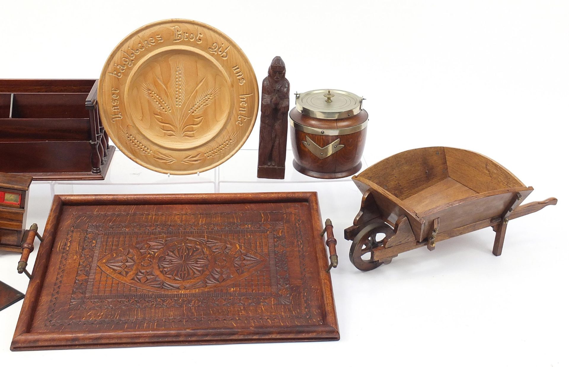 Woodenware including an antique oak wood carving of a priest, mahogany desk letter rack, - Bild 3 aus 3