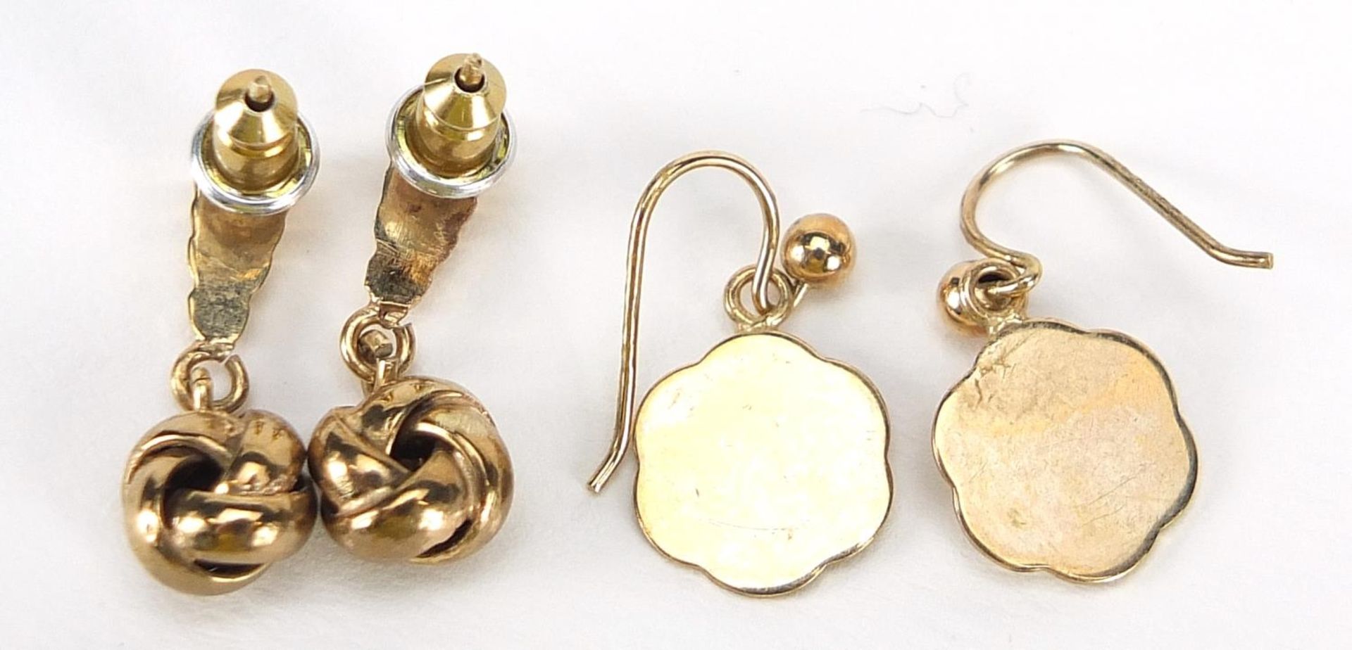 Pair of 9ct gold shell shaped earrings and a pair of unmarked gold drop earrings, (tests as 9ct - Bild 2 aus 2