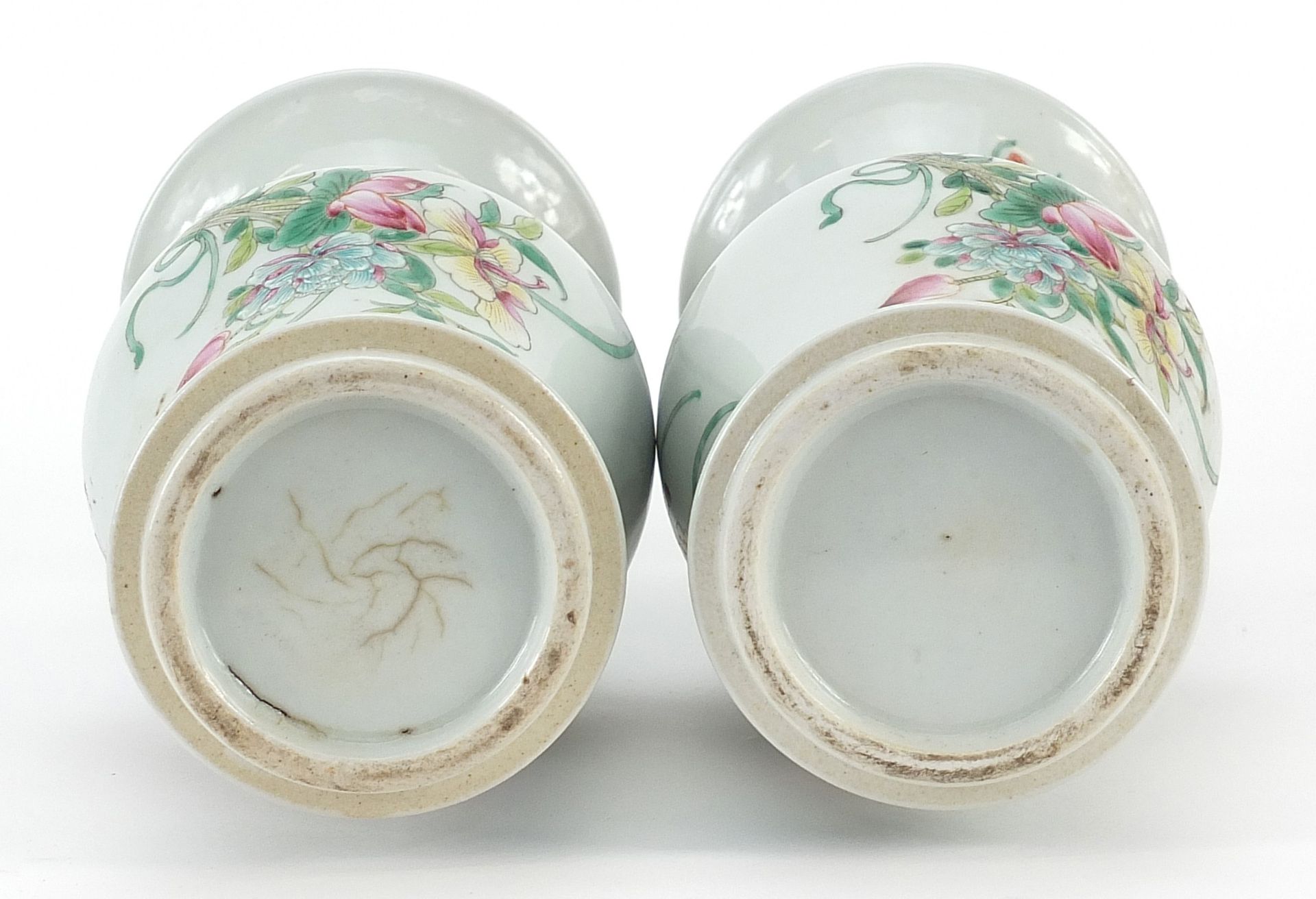 Pair of Chinese porcelain vases hand painted in the famille rose palette with flowers, each 25cm - Bild 3 aus 3