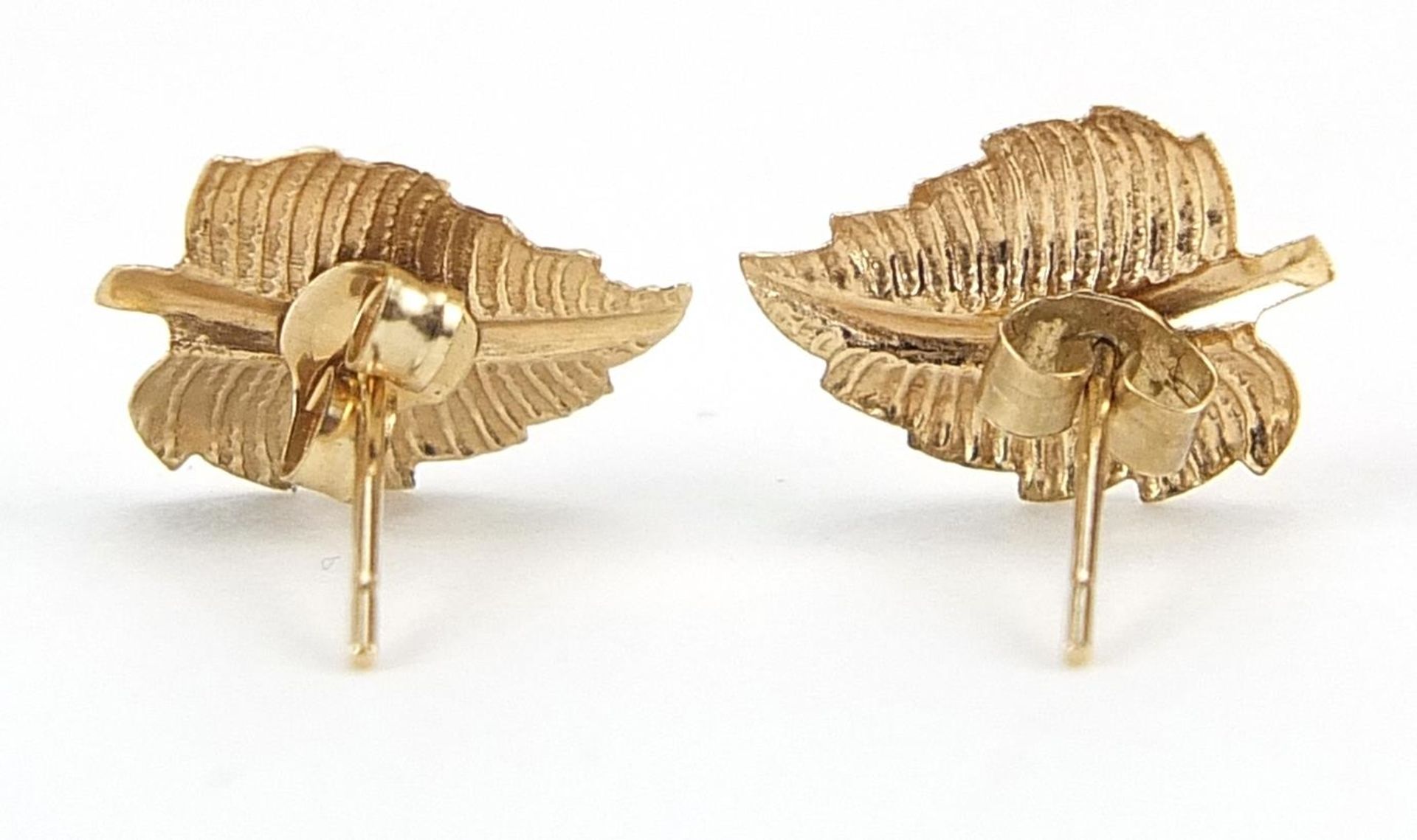 Pair of 9ct gold leaf stud earrings, 1cm high, 0.3g - Bild 2 aus 2