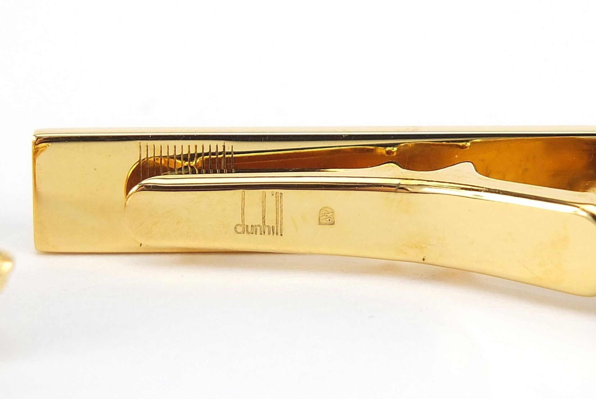 Dunhill, pair of gold plated cufflinks and tie clip with fitted box, the tie clip 5.2cm in length - Bild 4 aus 5