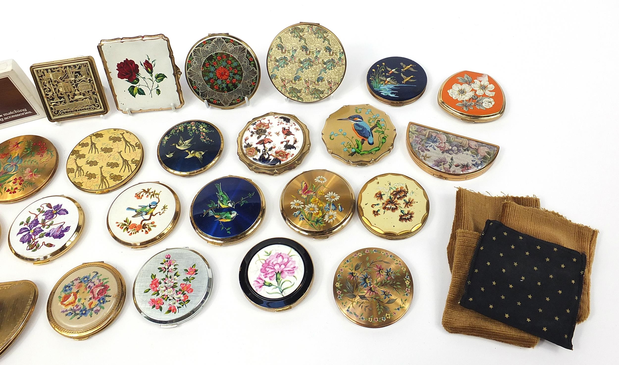 Thirty vintage ladies compacts, some with cases including Stratton and ...