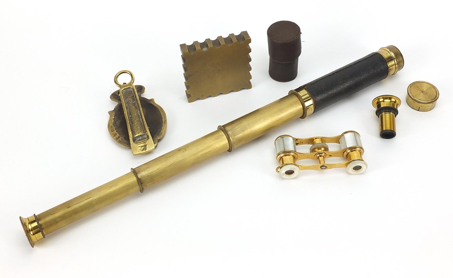 Objects including a three draw telescope and a pair of mother of pearl brass opera glasses, the - Bild 3 aus 3