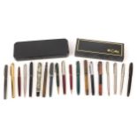 Vintage and later pens, some with gold nibs including Parker, Watermans and Calibre