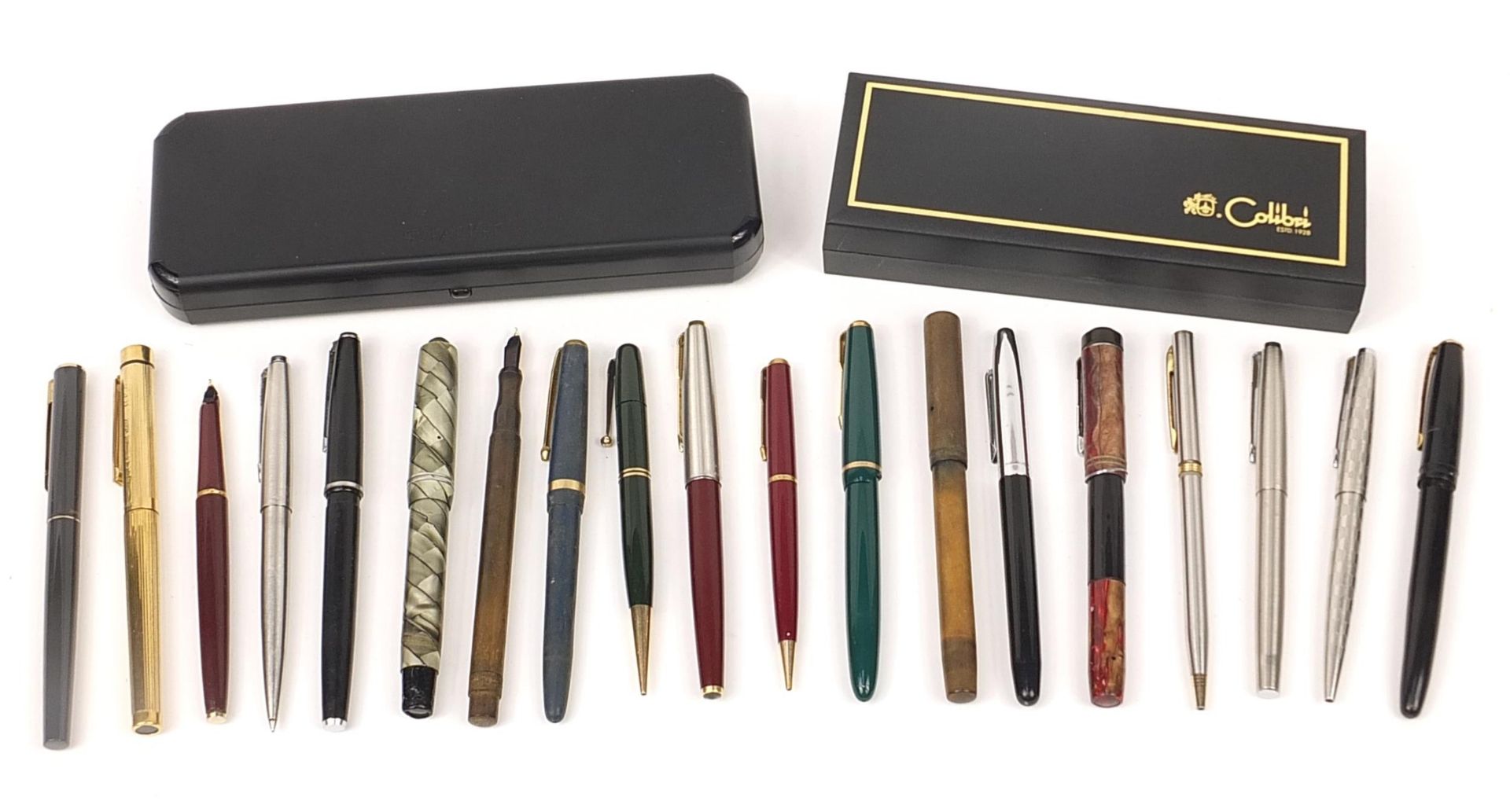 Vintage and later pens, some with gold nibs including Parker, Watermans and Calibre