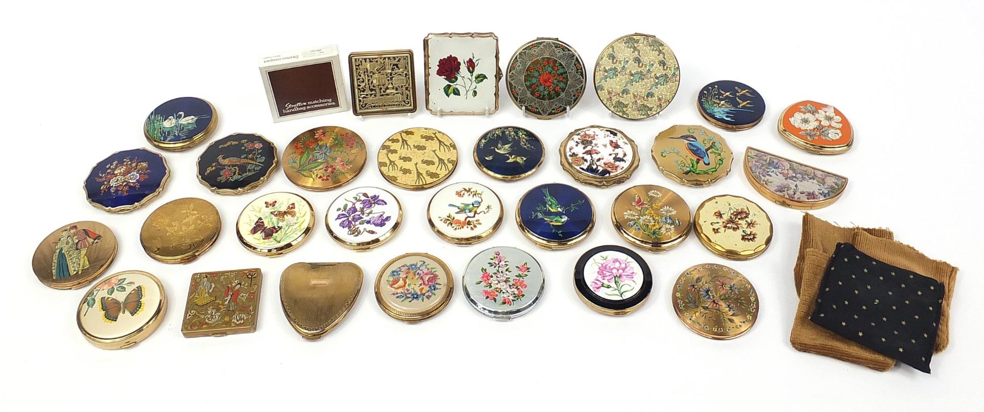 Thirty vintage ladies compacts, some with cases including Stratton and Vogue