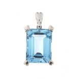 9ct white gold blue topaz pendant, 3cm high, 10.8g