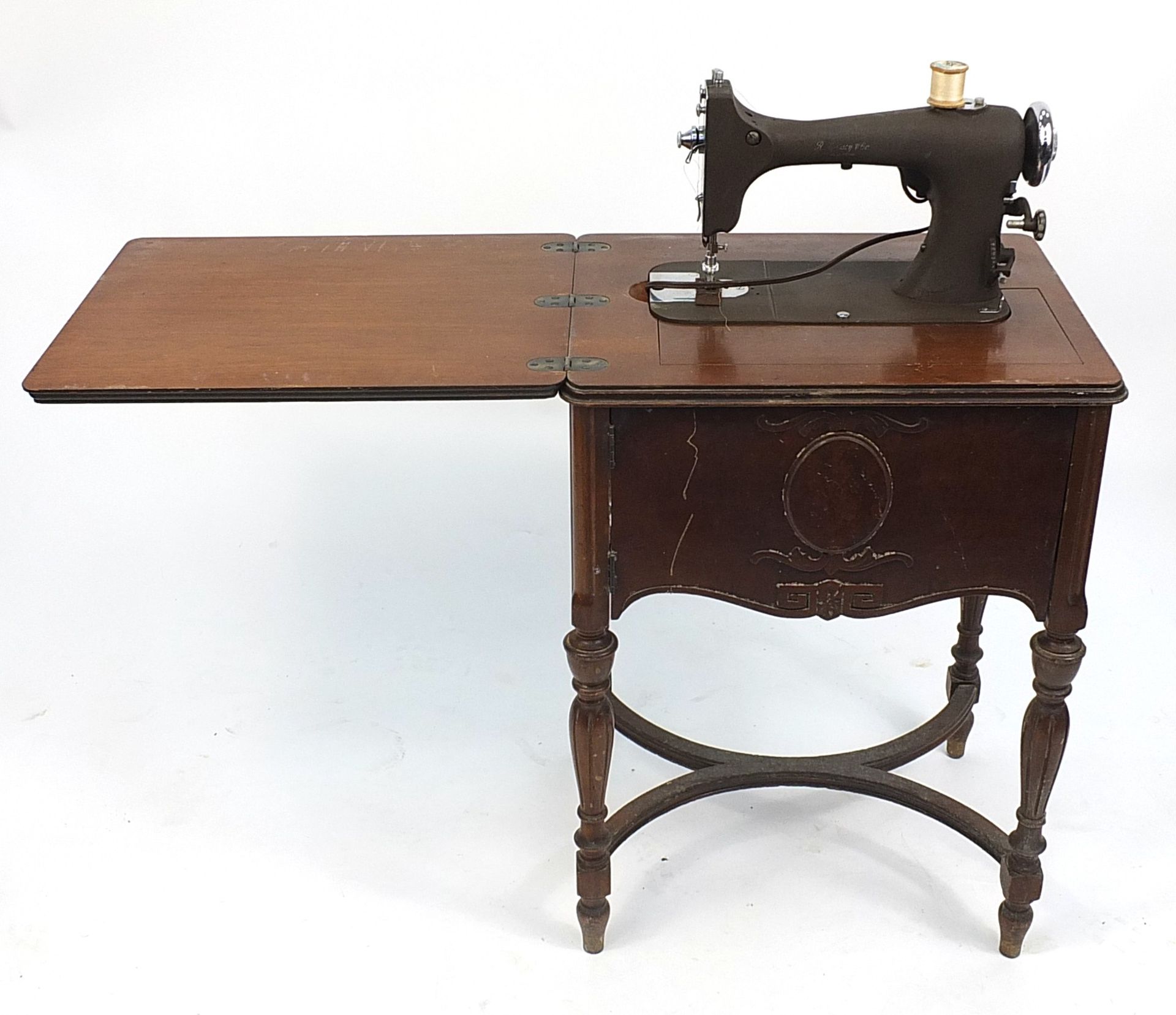 Two vintage sewing machine tables comprising New Home and NSMCO model RBR, each 77cm high - Bild 4 aus 6