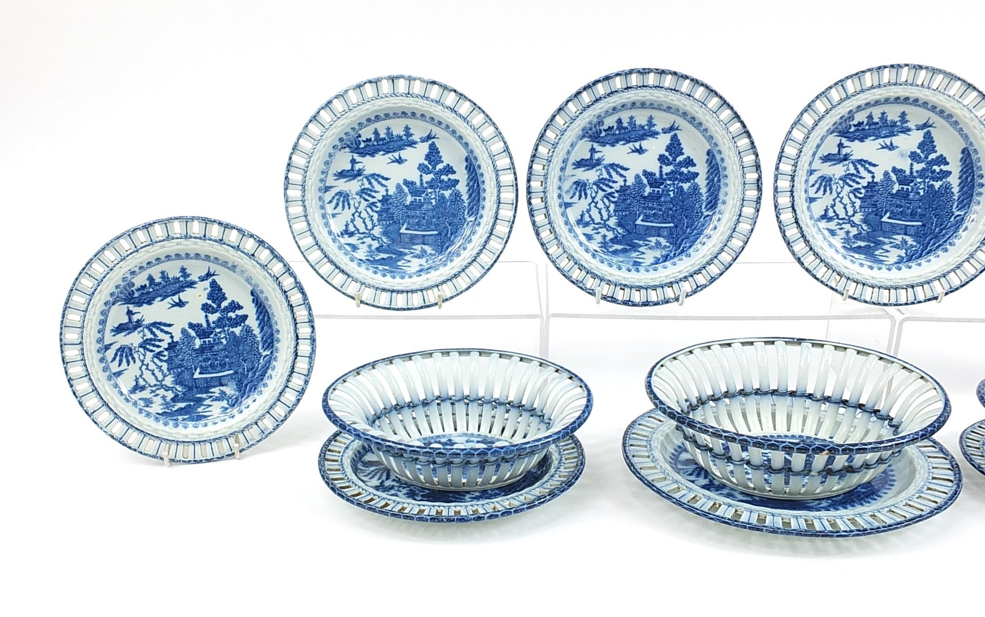 Late 18th century pearlware willow pattern dinner set comprising a graduated set of three baskets - Image 2 of 3