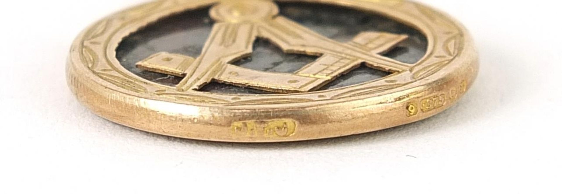 9ct gold hardstone masonic pendant and a 9ct gold love heart key pendant, 2.5cm and 2cm high, - Bild 3 aus 3
