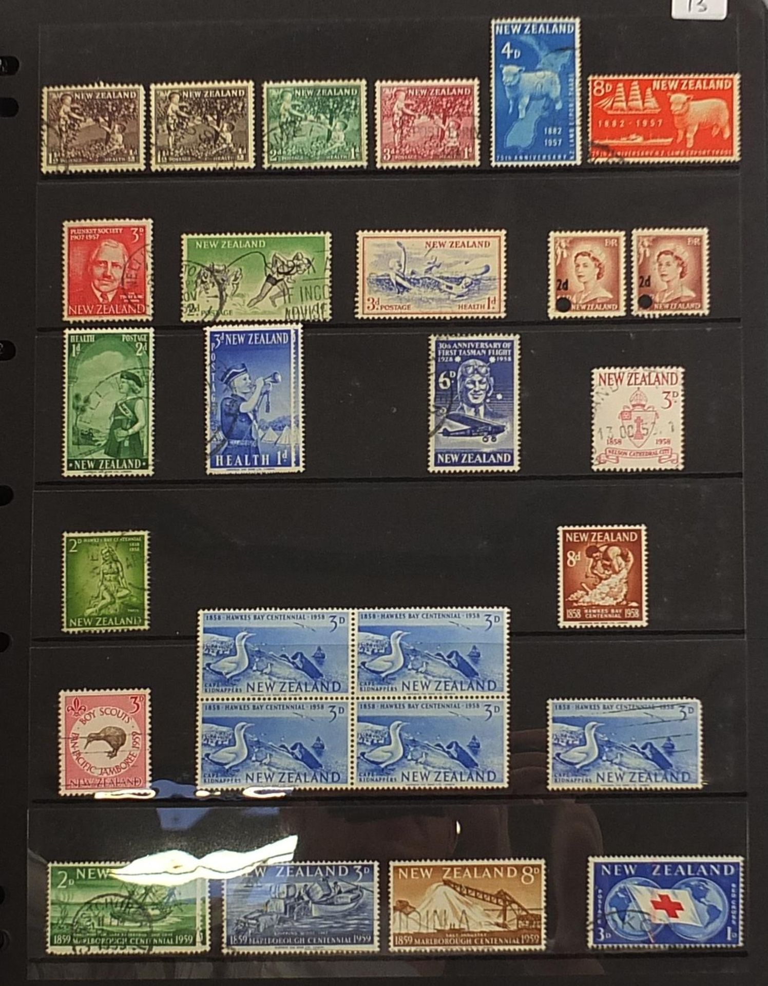 Collection of New Zealand stamps arranged in an album including Queen Victoria - Bild 3 aus 5