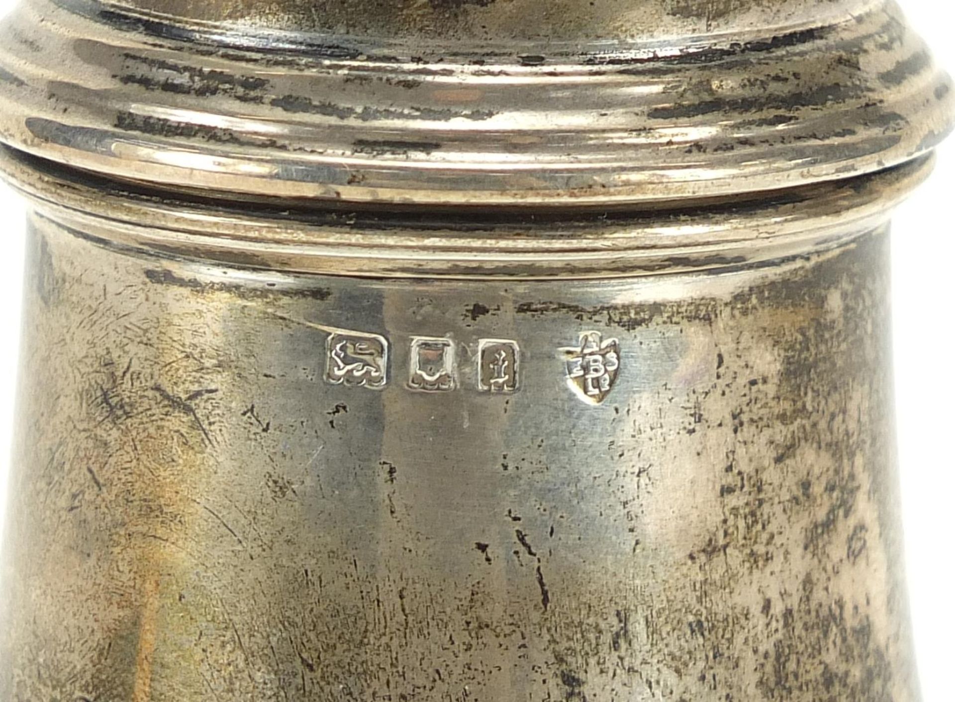 Edward Barnard & Sons Ltd, George V silver baluster shaped sifter, 14.5cm high, 116.0g - Image 3 of 4