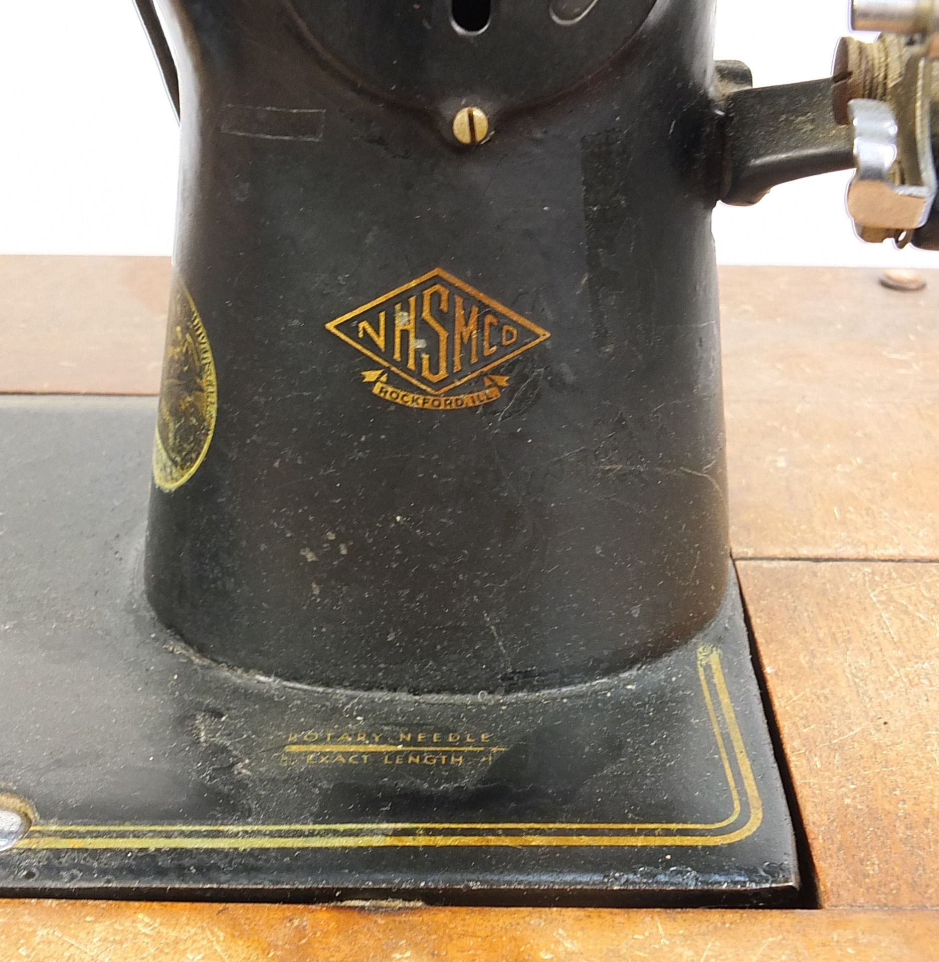Two vintage sewing machine tables comprising New Home and NSMCO model RBR, each 77cm high - Bild 6 aus 6