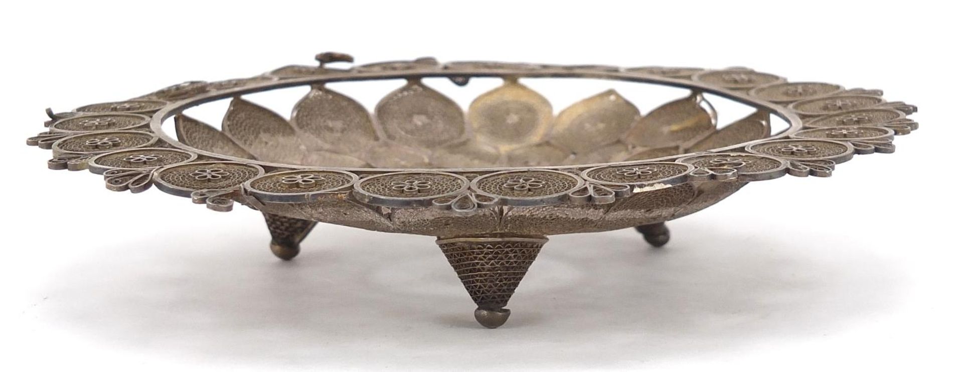 Indian silver coloured metal filigree footed dish, 18cm in diameter, 187.4g - Image 3 of 4