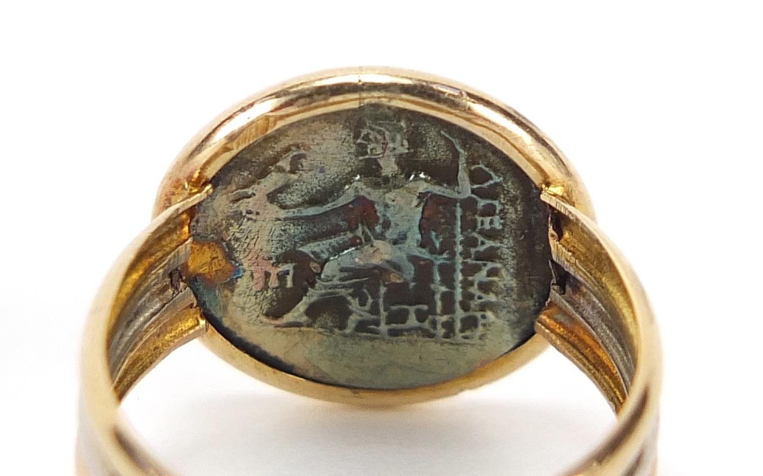 18ct three tone gold ring set with a roman coin, size E, 2.3g - Image 4 of 4