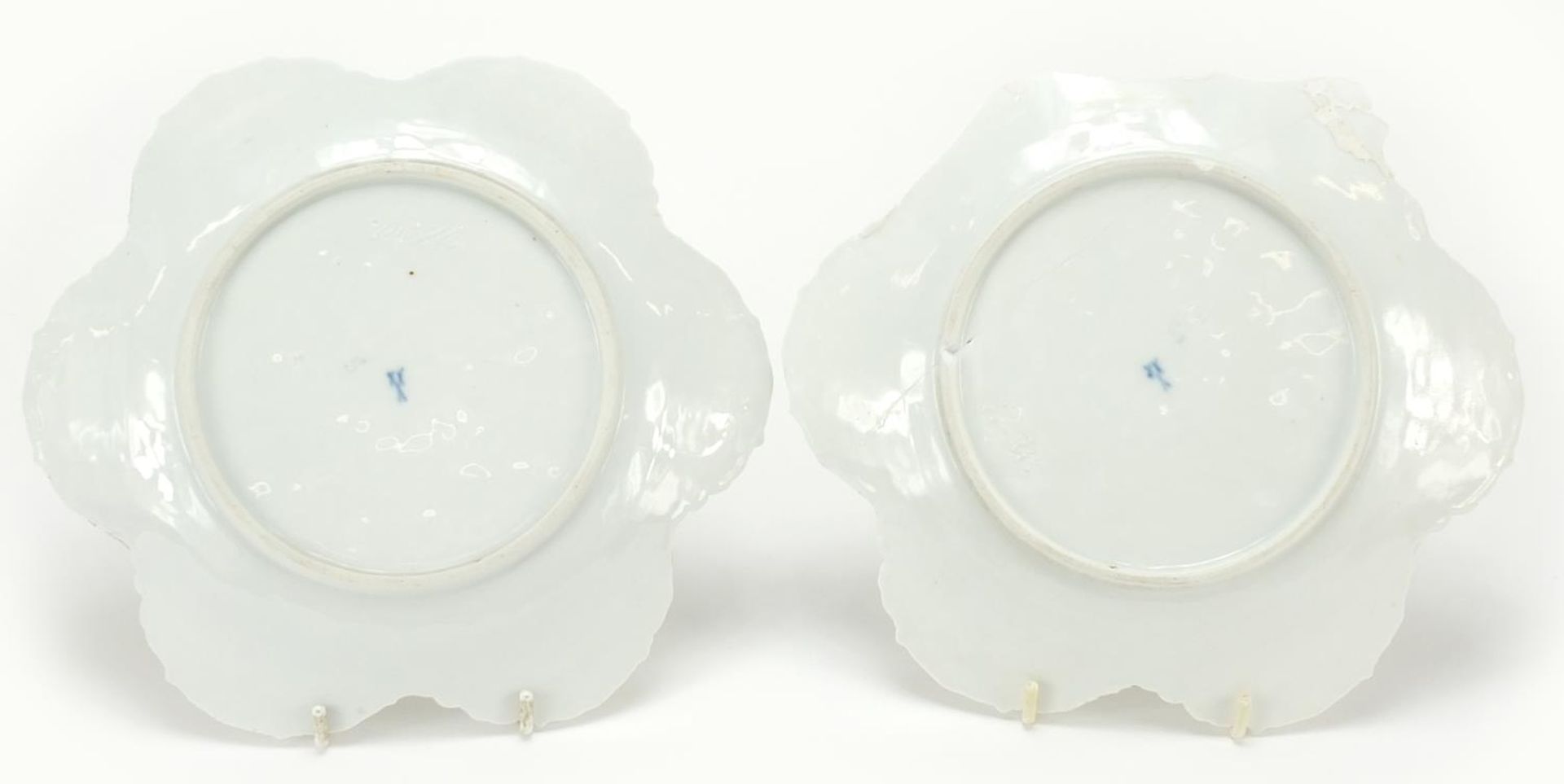 Meissen, pair of German porcelain plates hand painted and decorated in low relief with shells and - Bild 2 aus 4