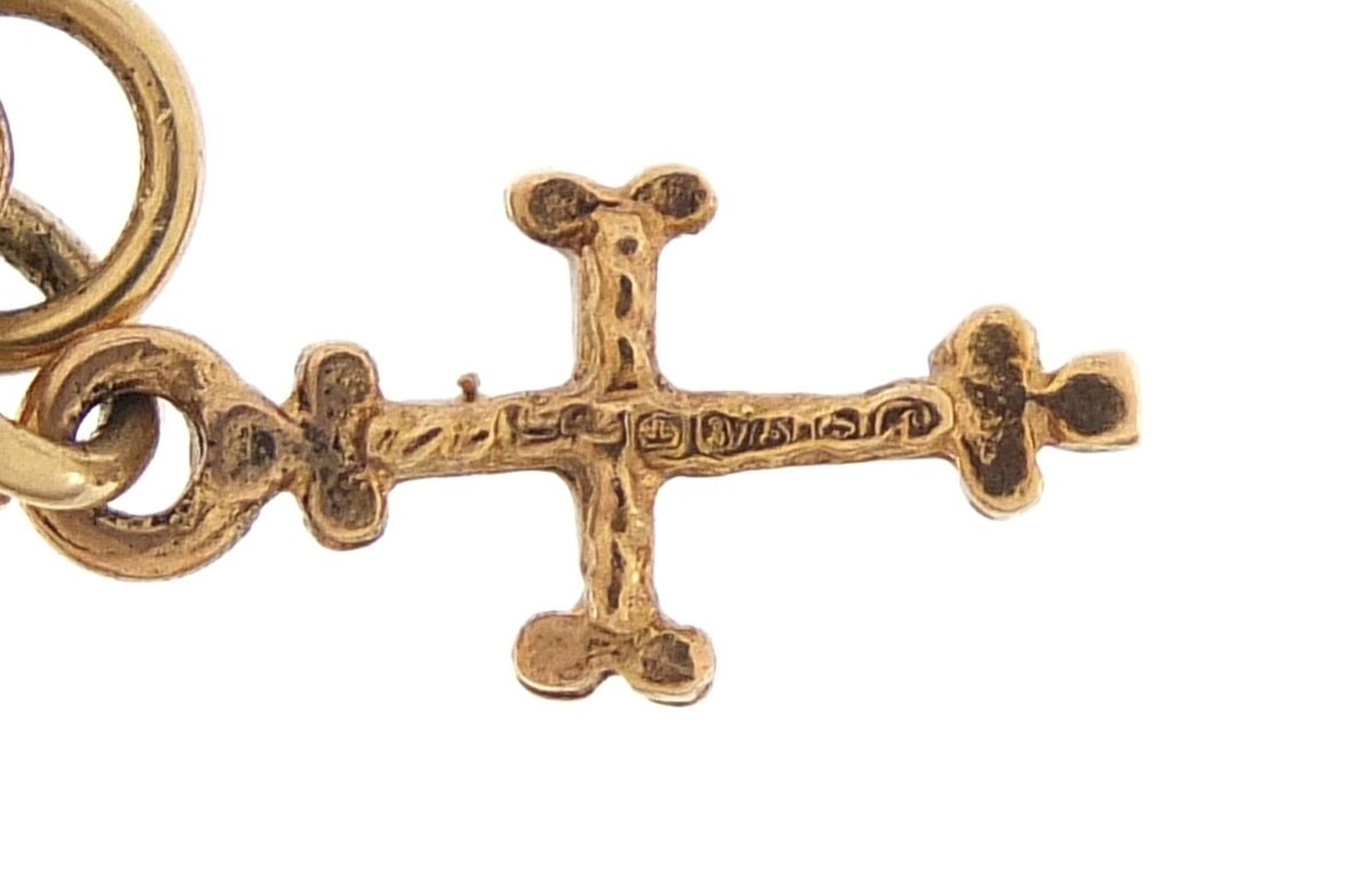 9ct gold faith, hope and charity charm, 2.5cm high, 1.5g - Image 3 of 3