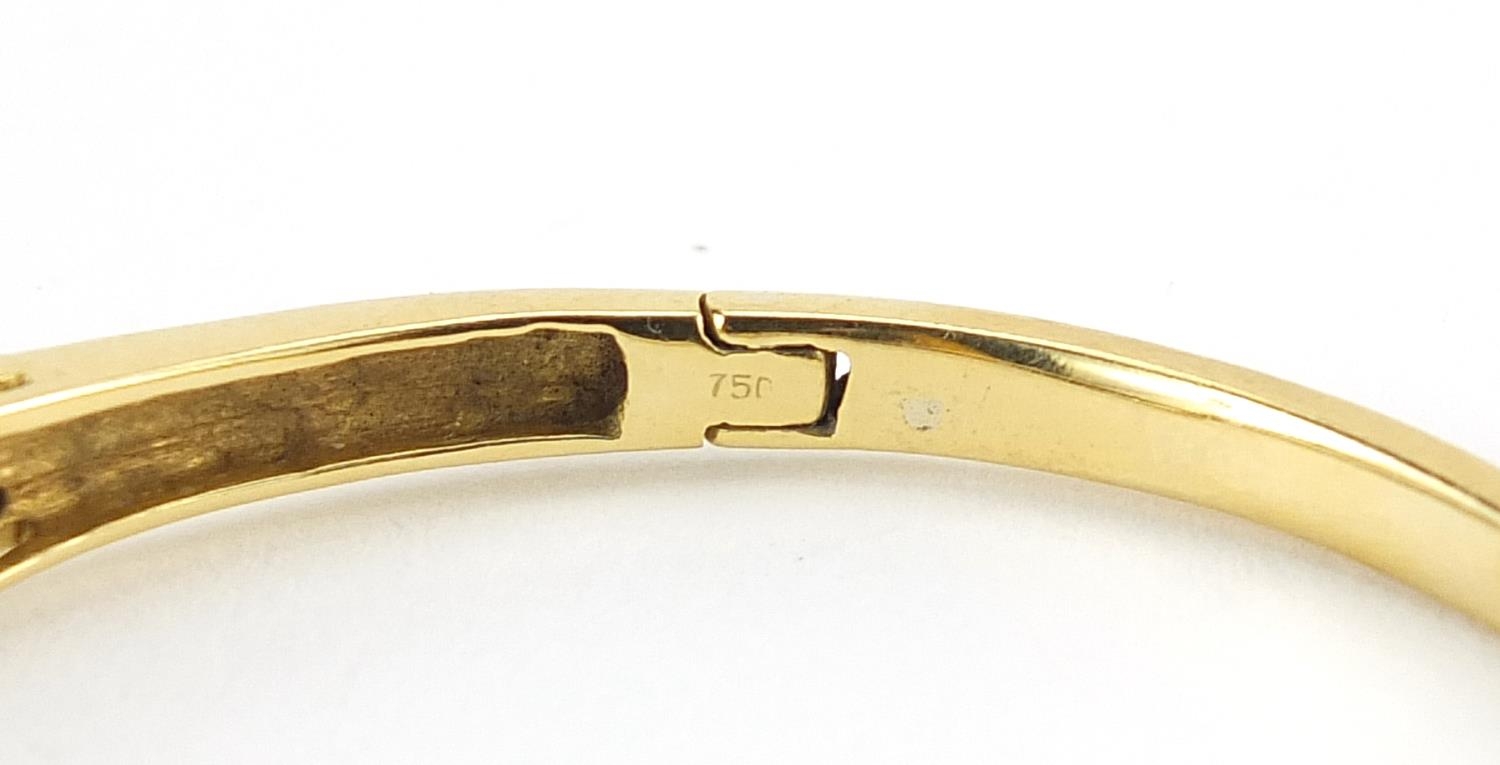 18ct gold diamond and sapphire crossover hinged bangle, 6.5cm wide, 17.5g - Image 3 of 6