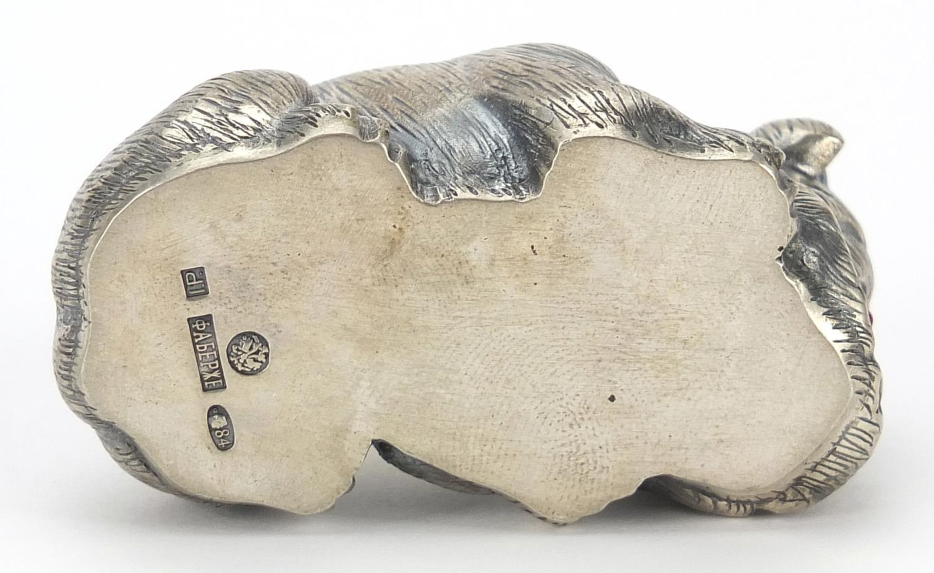 Silver recumbent Bulldog with ruby eyes, impressed Russian marks to the base, 6.5cm in length, 60.2g - Bild 3 aus 4