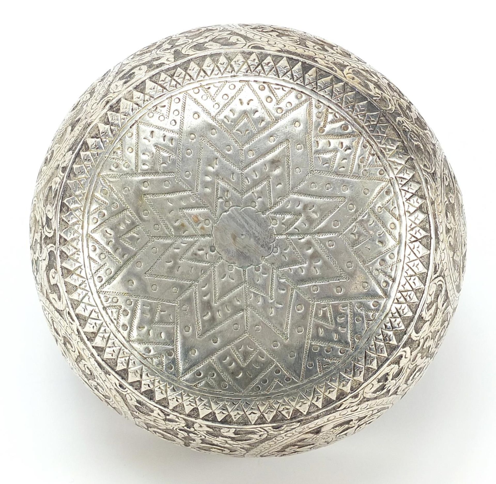 Thai silver coloured metal bowl embossed with deities amongst flowers, 15.5cm in diameter, 111g - Image 3 of 3
