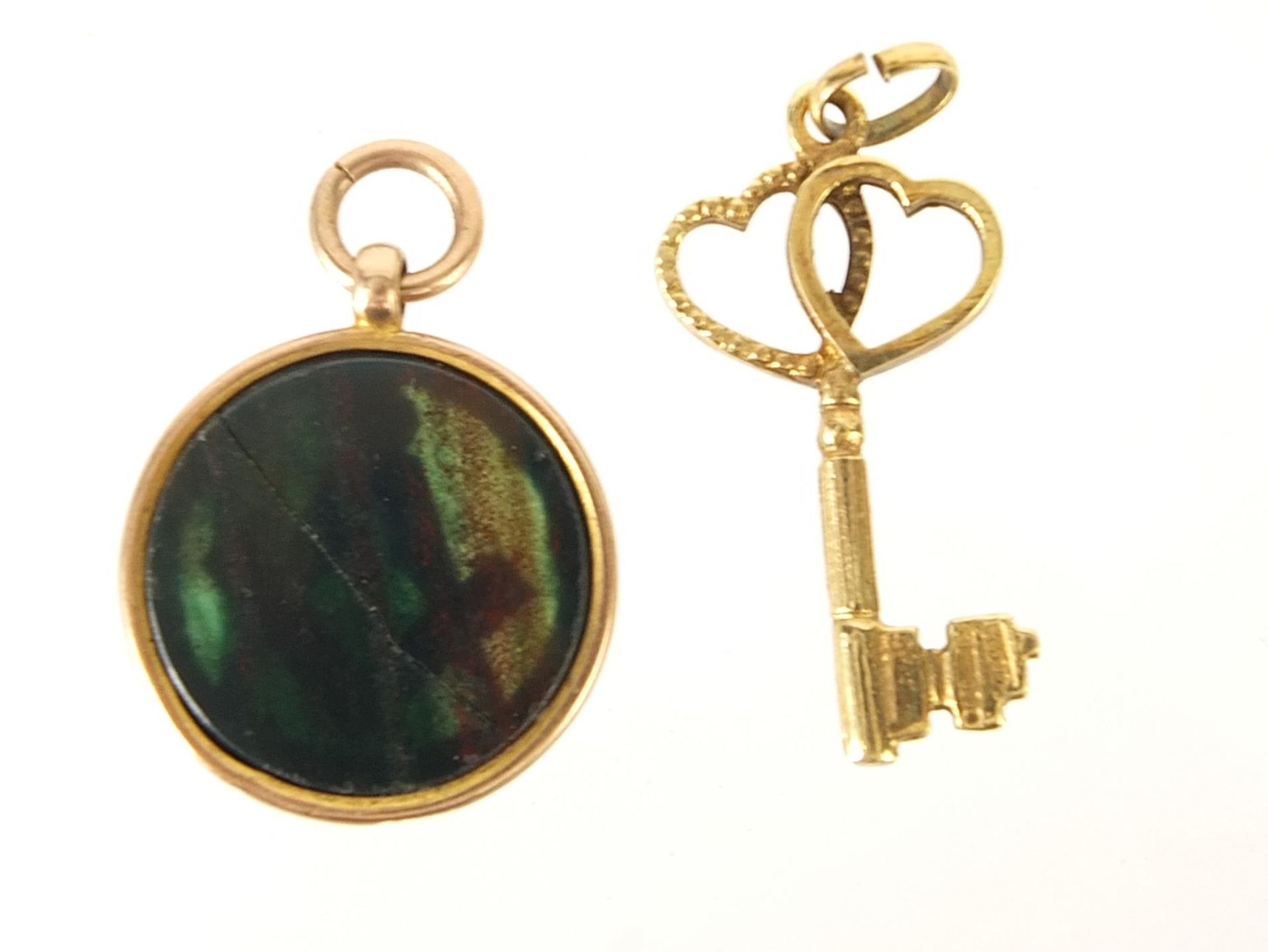 9ct gold hardstone masonic pendant and a 9ct gold love heart key pendant, 2.5cm and 2cm high, - Bild 2 aus 3