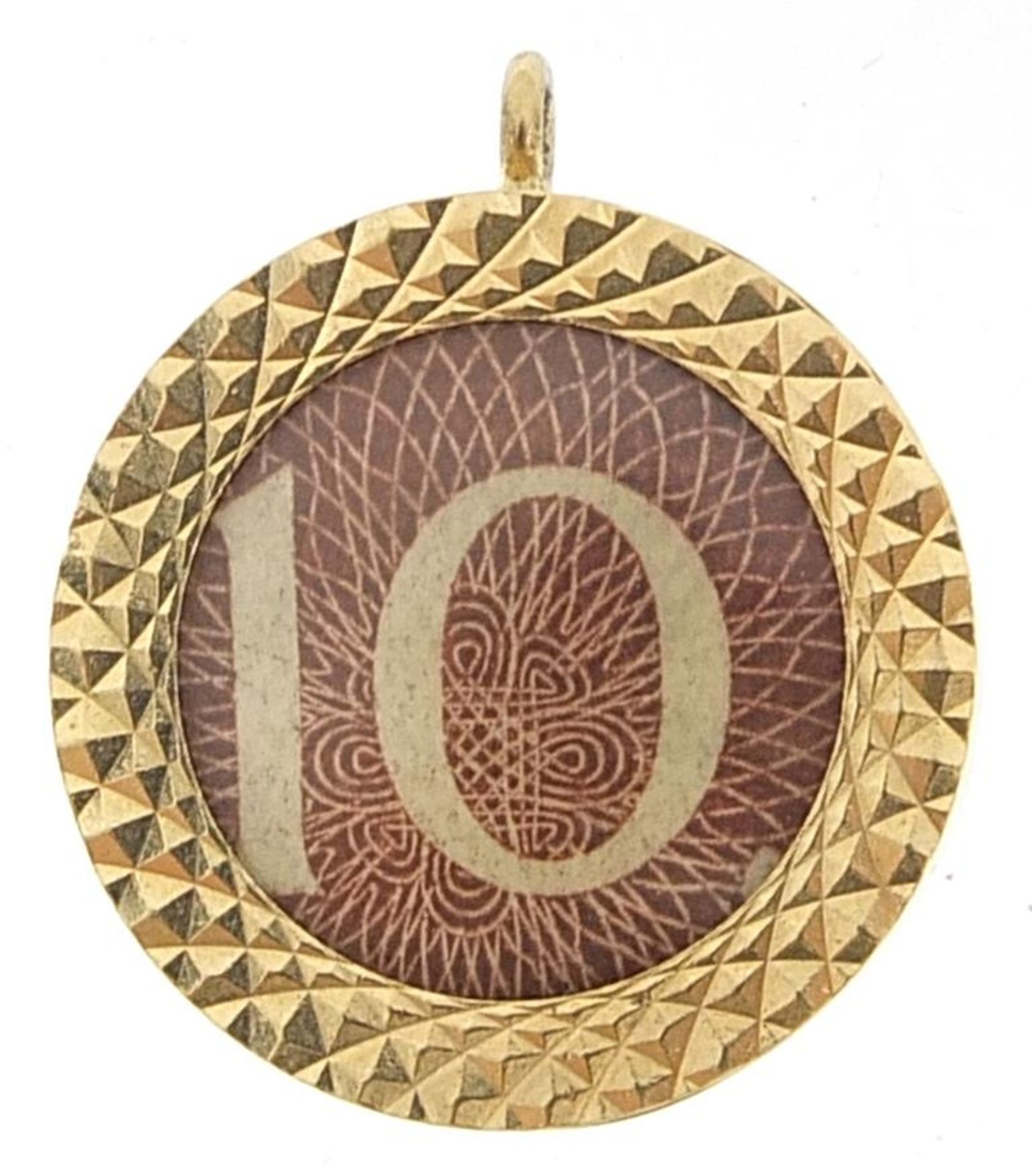 9ct gold ten shilling note charm, 2cm in diameter, 3.2g