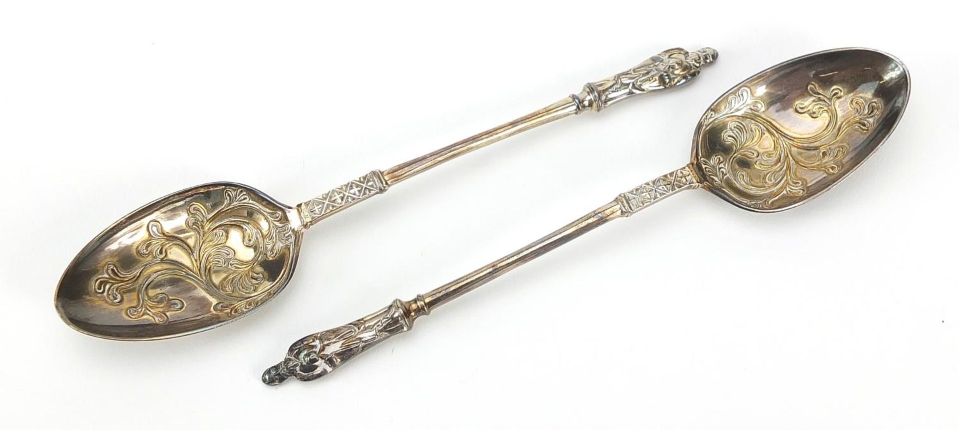 Mappin & Webb, set of six Edwardian silver apostle teaspoons and sugar tongs housed in a velvet - Image 3 of 6