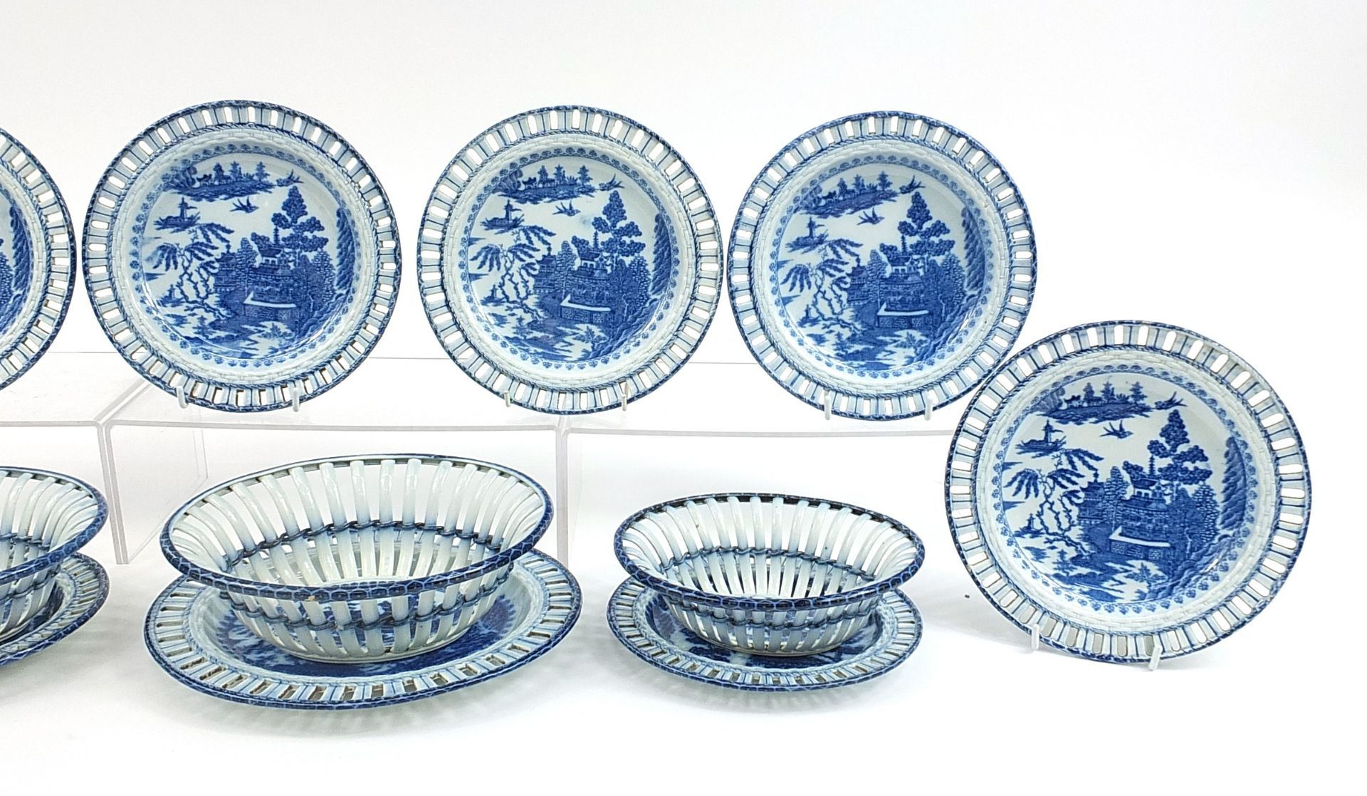 Late 18th century pearlware willow pattern dinner set comprising a graduated set of three baskets - Image 3 of 3