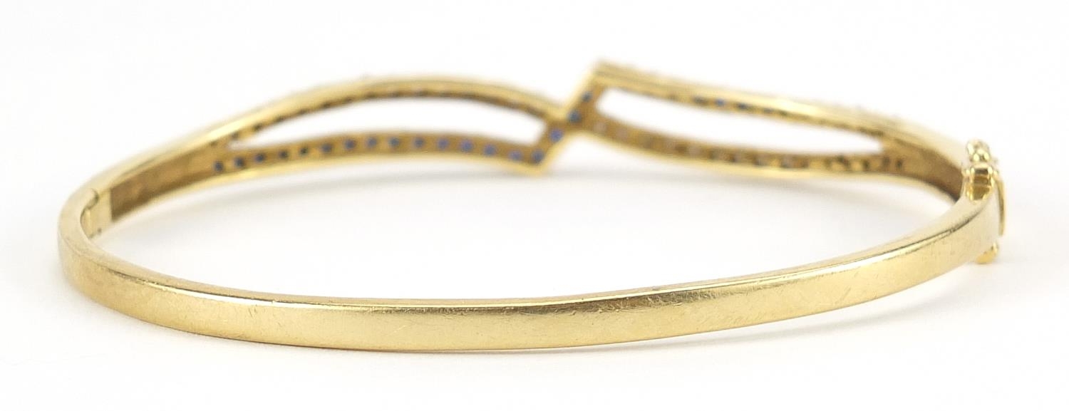 18ct gold diamond and sapphire crossover hinged bangle, 6.5cm wide, 17.5g - Image 2 of 6