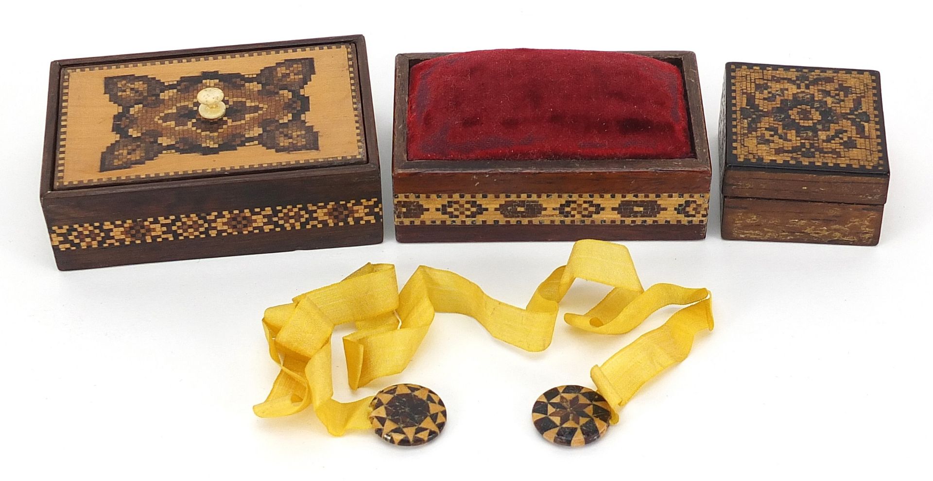 Victorian Tunbridge Ware with micro mosaic inlay including rectangular dish, two boxes and a pin - Bild 2 aus 3