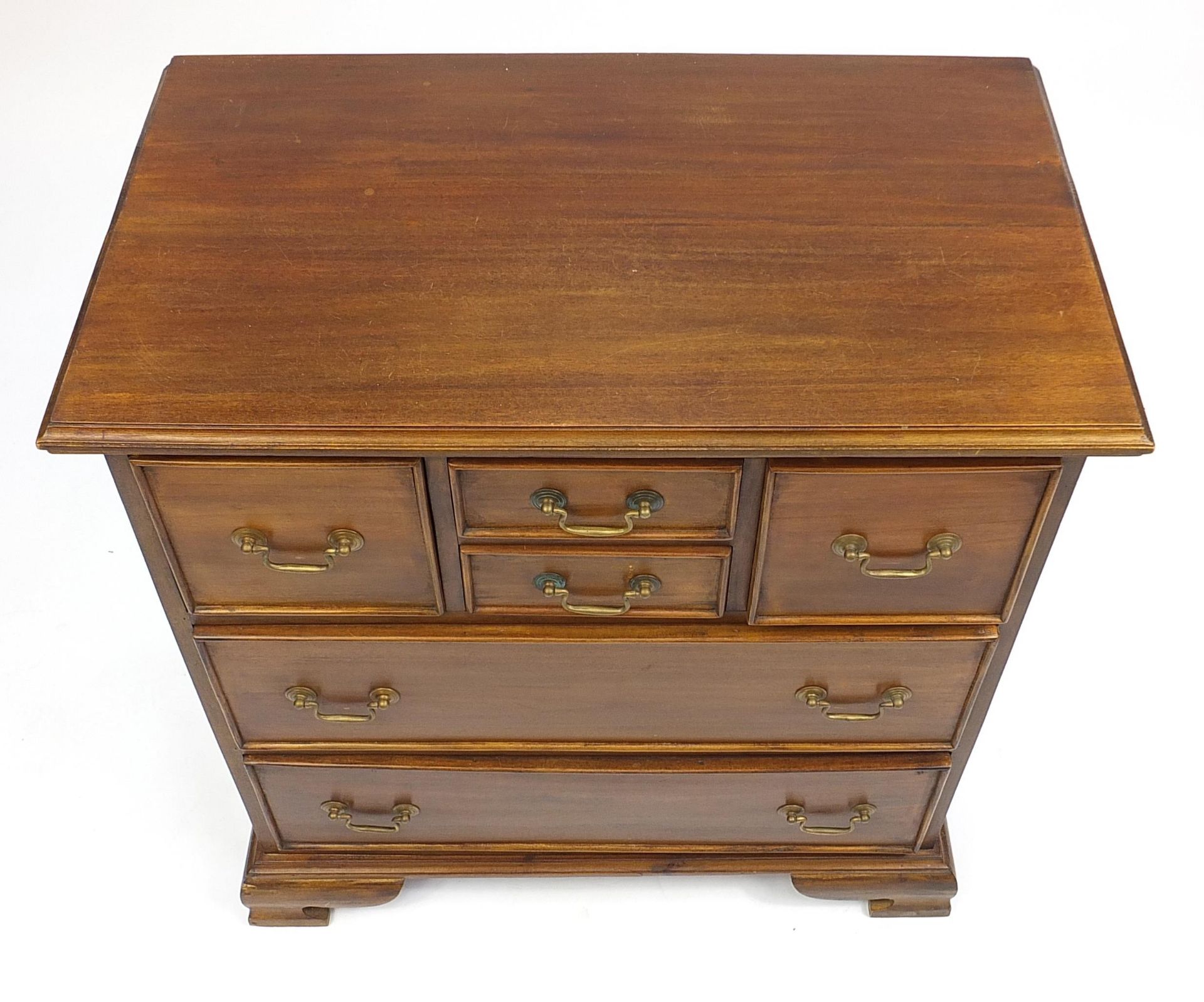 Mahogany five drawer chest with brass handles, 87cm H x 81cm W x 46cm D - Bild 3 aus 4