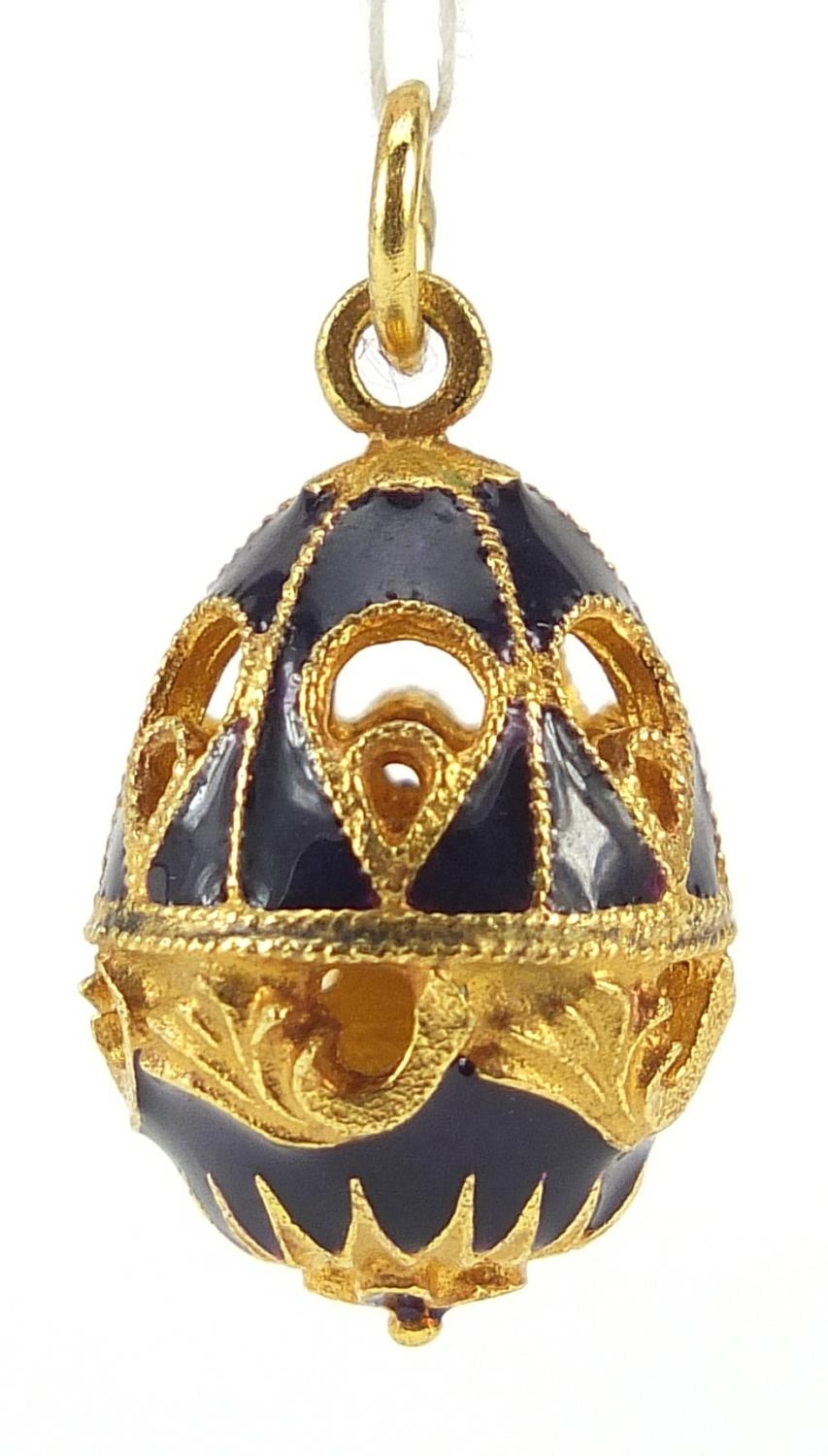 Russian gilt metal and enamel egg pendant with box, 2.8cm high, 6.8g