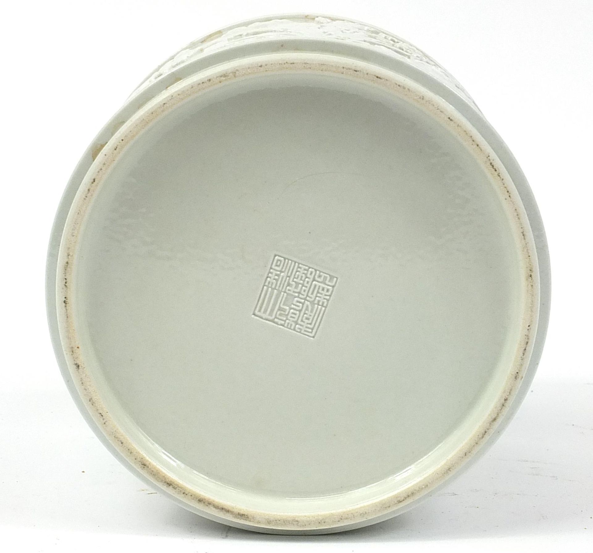 Chinese porcelain blanc de chine brush pot decorated in relief with an Emperor and figures in a - Image 3 of 3