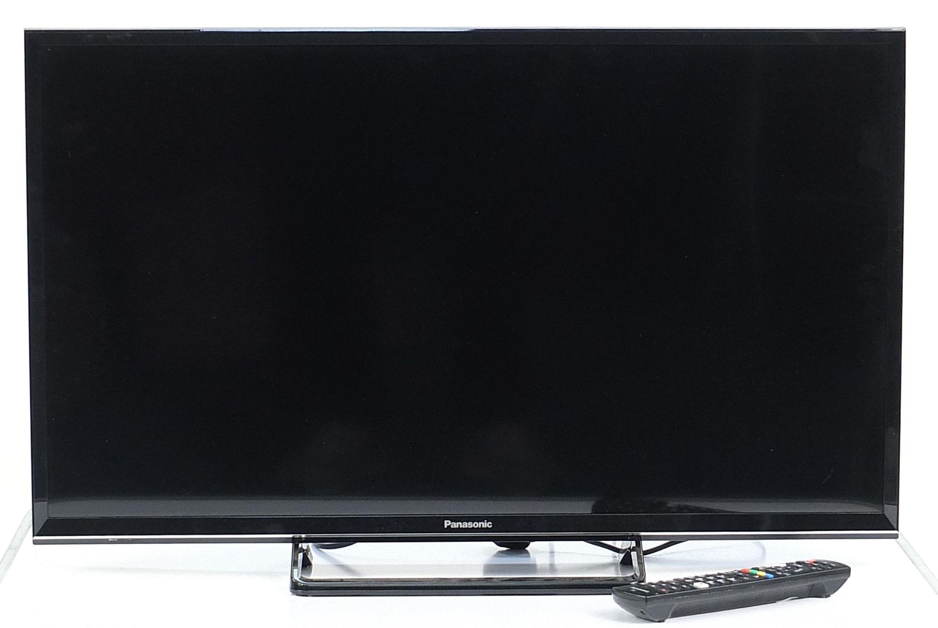 Panasonic 32 inch LED TV with remote, model TX-32FS503B