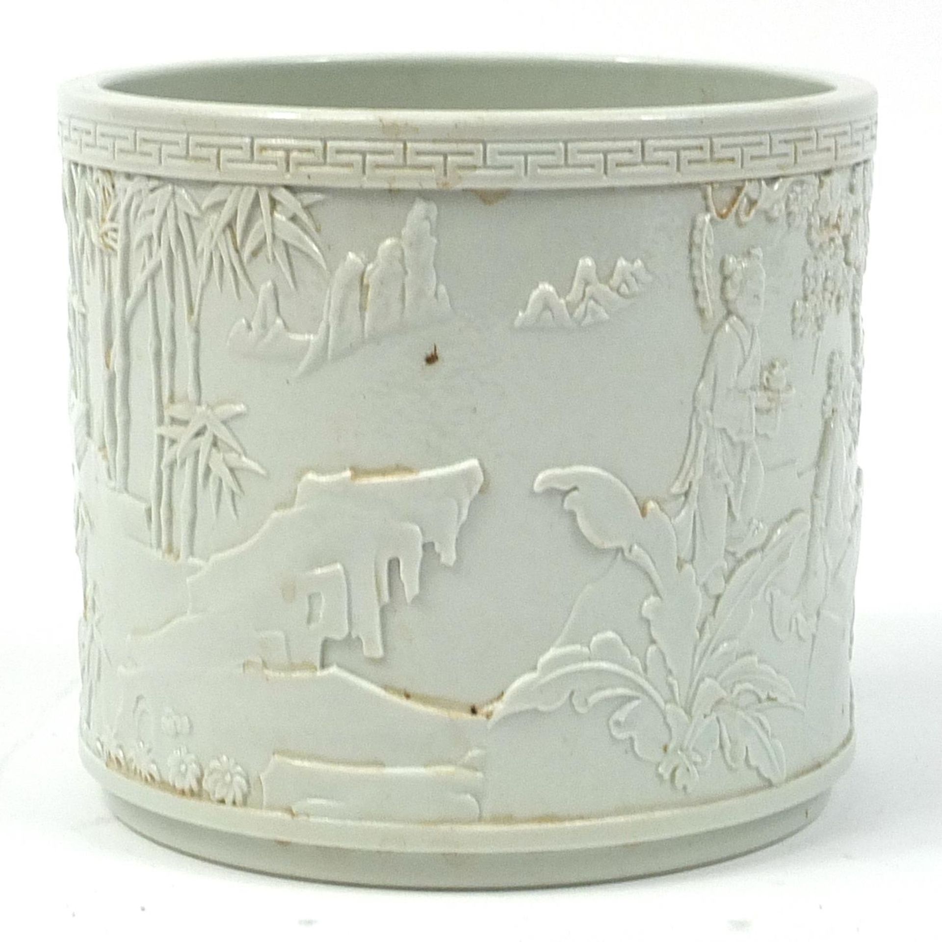 Chinese porcelain blanc de chine brush pot decorated in relief with an Emperor and figures in a - Image 2 of 3