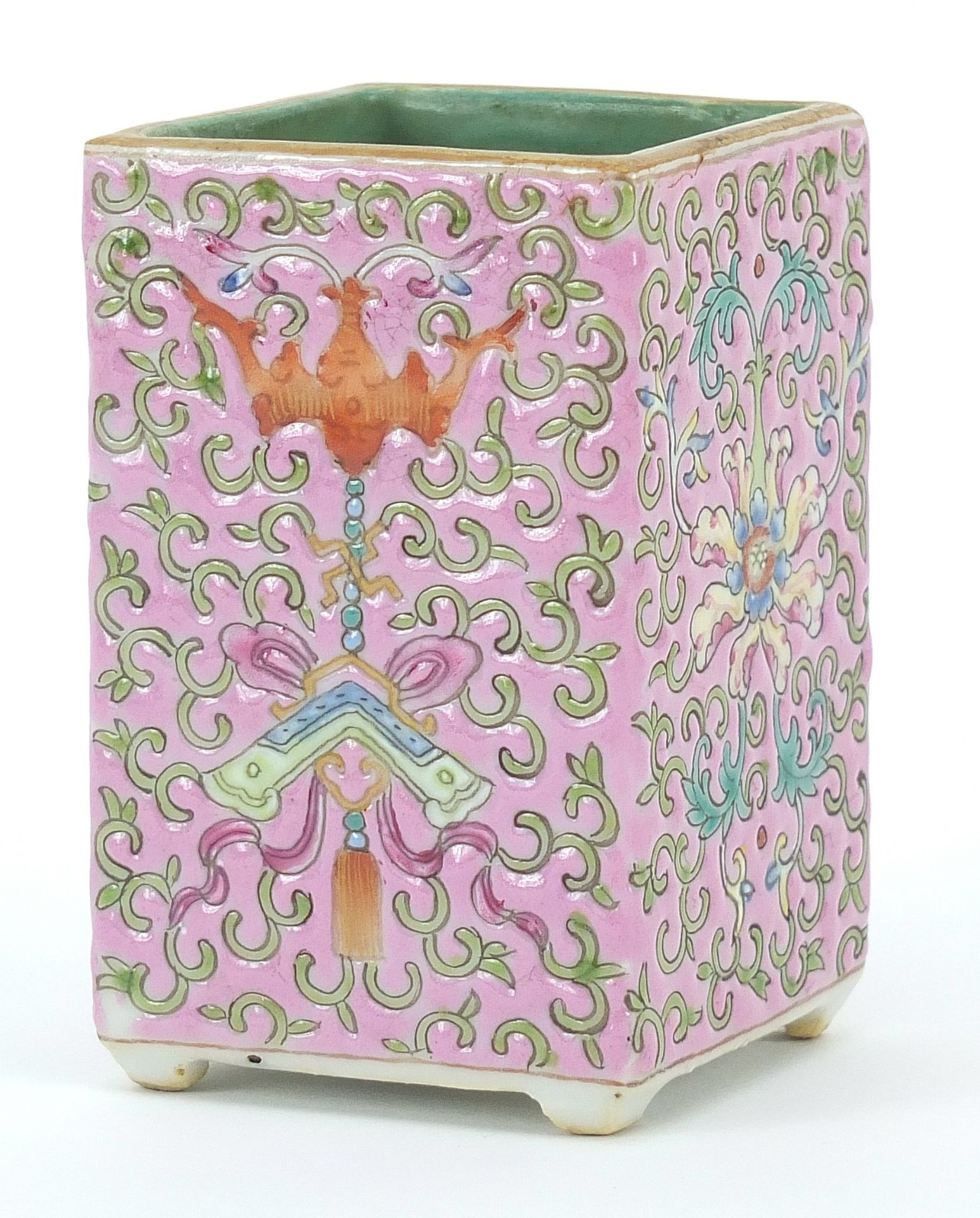 Chinese porcelain pink ground square section brush pot hand painted with bats and flower heads - Bild 2 aus 3