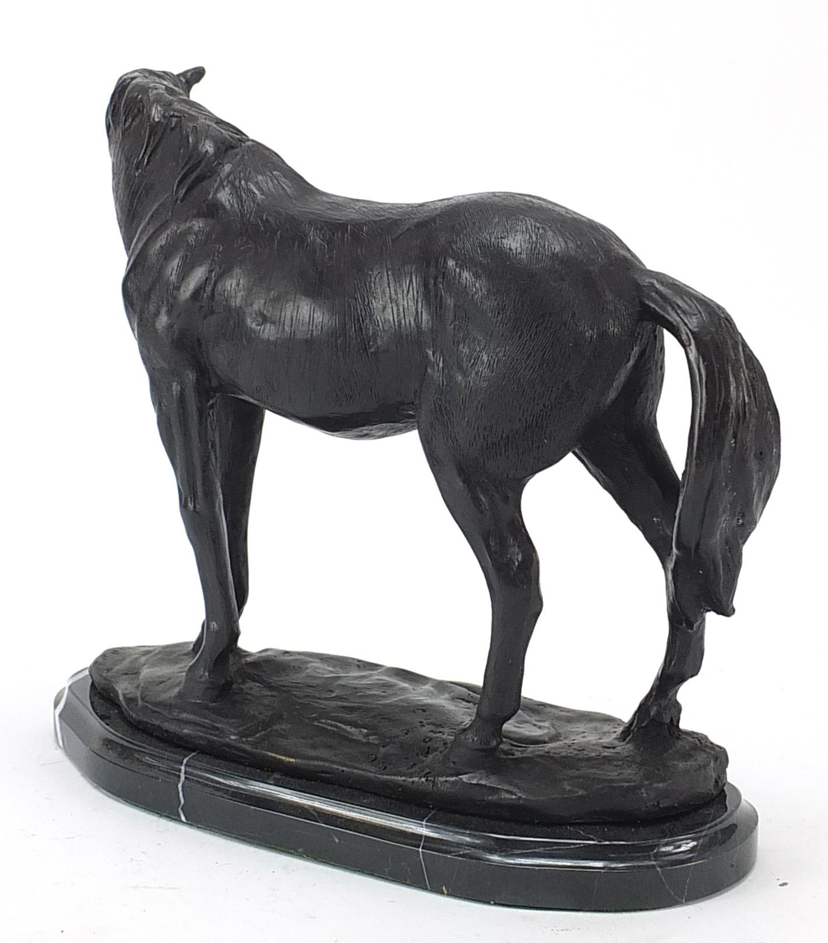 Patinated bronze horse raised on a black marble base, 26cm in length - Bild 2 aus 3