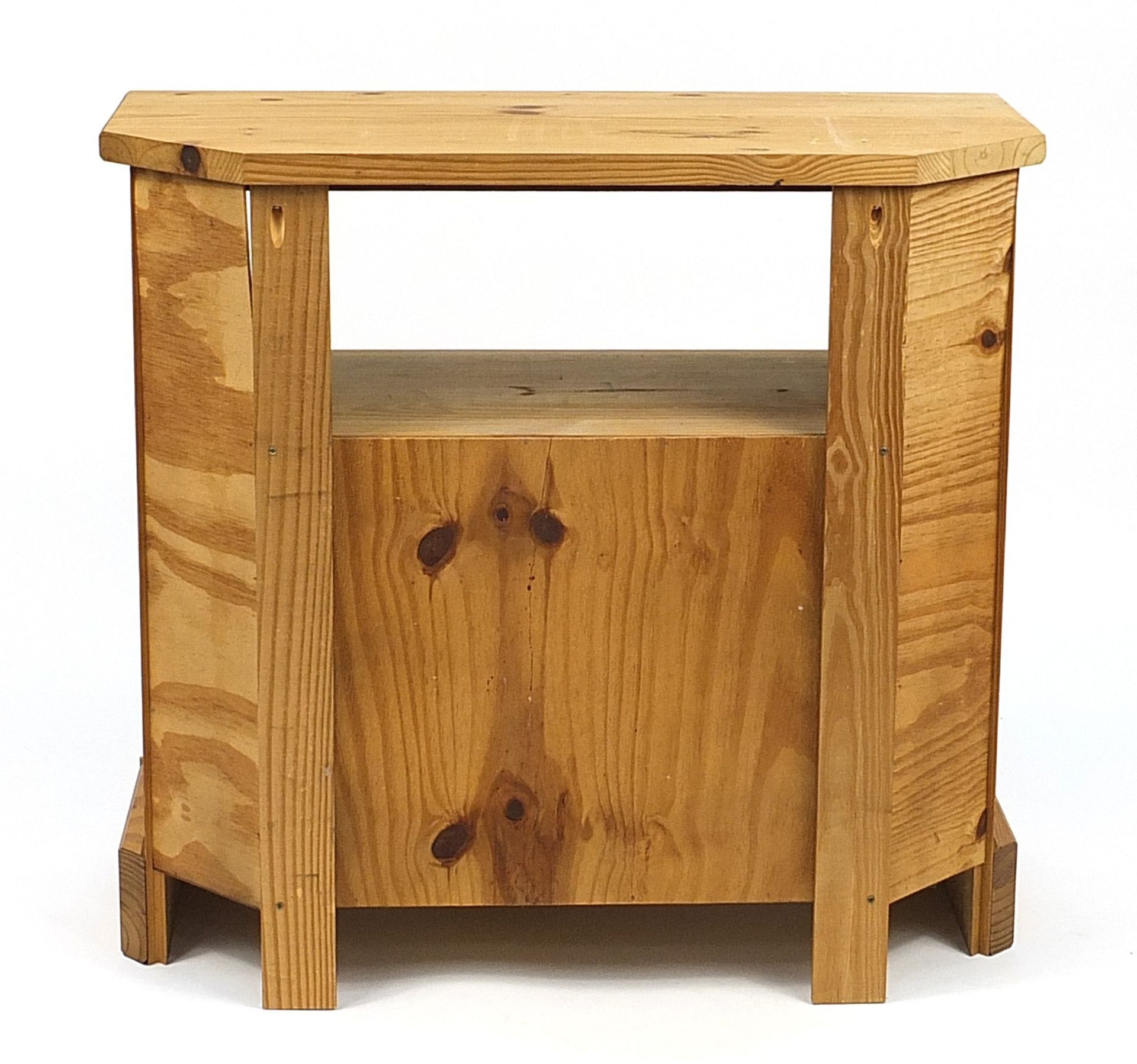 Mexican pine side cabinet with a pair of cupboard doors to the base, 79cm H x 85cm W x 42.5cm D - Bild 4 aus 4
