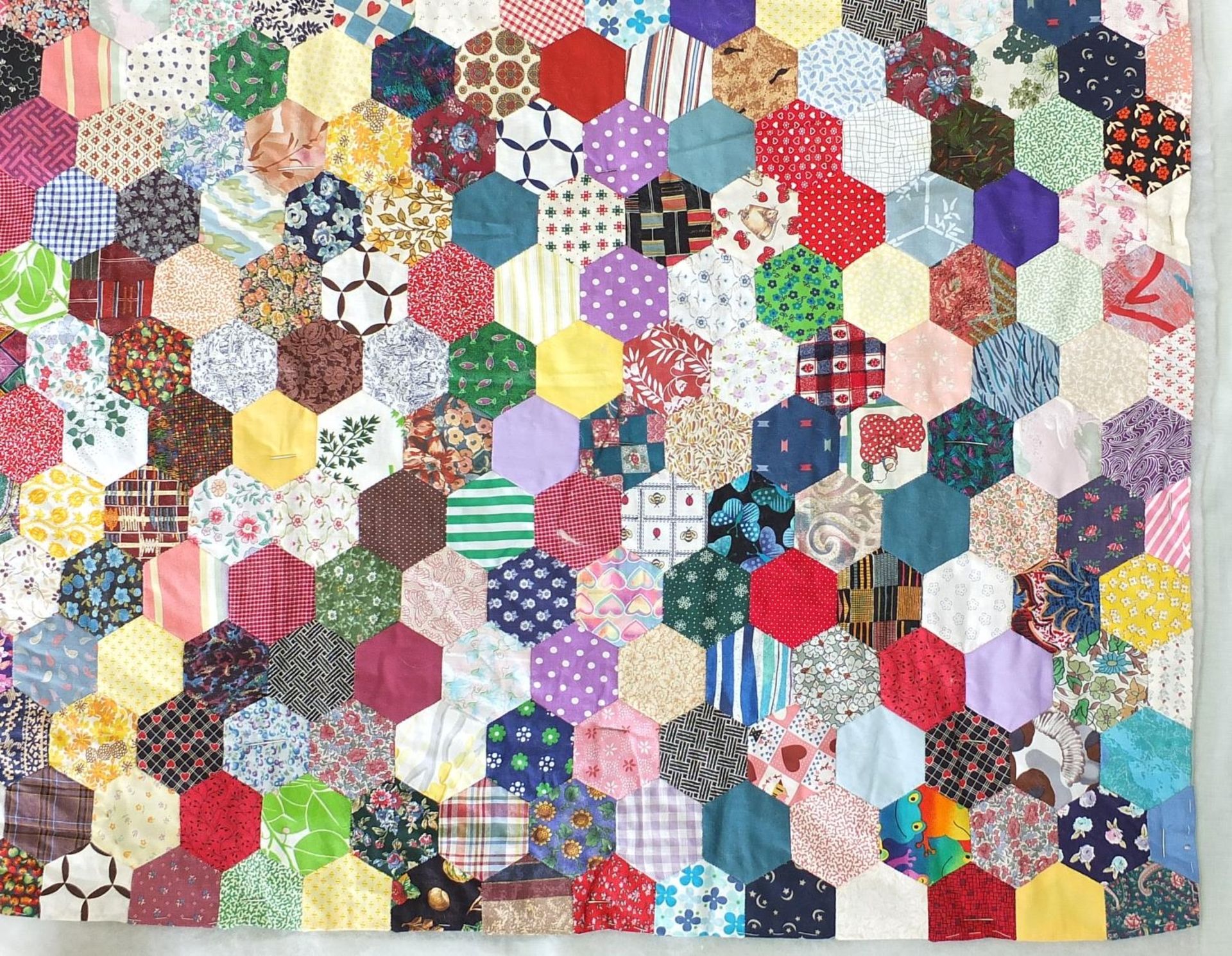 Large hand made patchwork quilt with a large selection of loose patches, the quilt approximately - Image 3 of 7