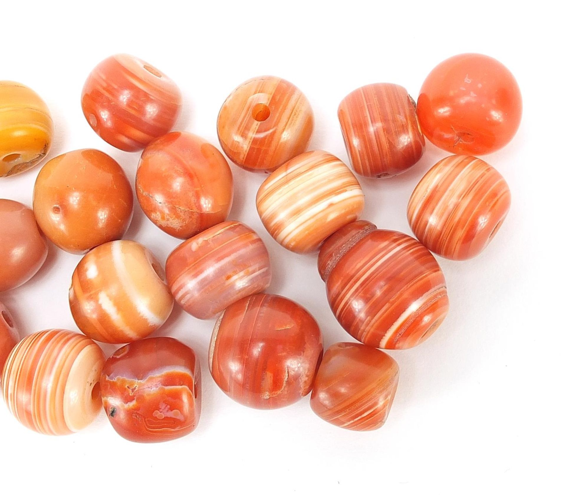 Group of Islamic agate beads, each approximately 2cm in diameter - Image 3 of 3